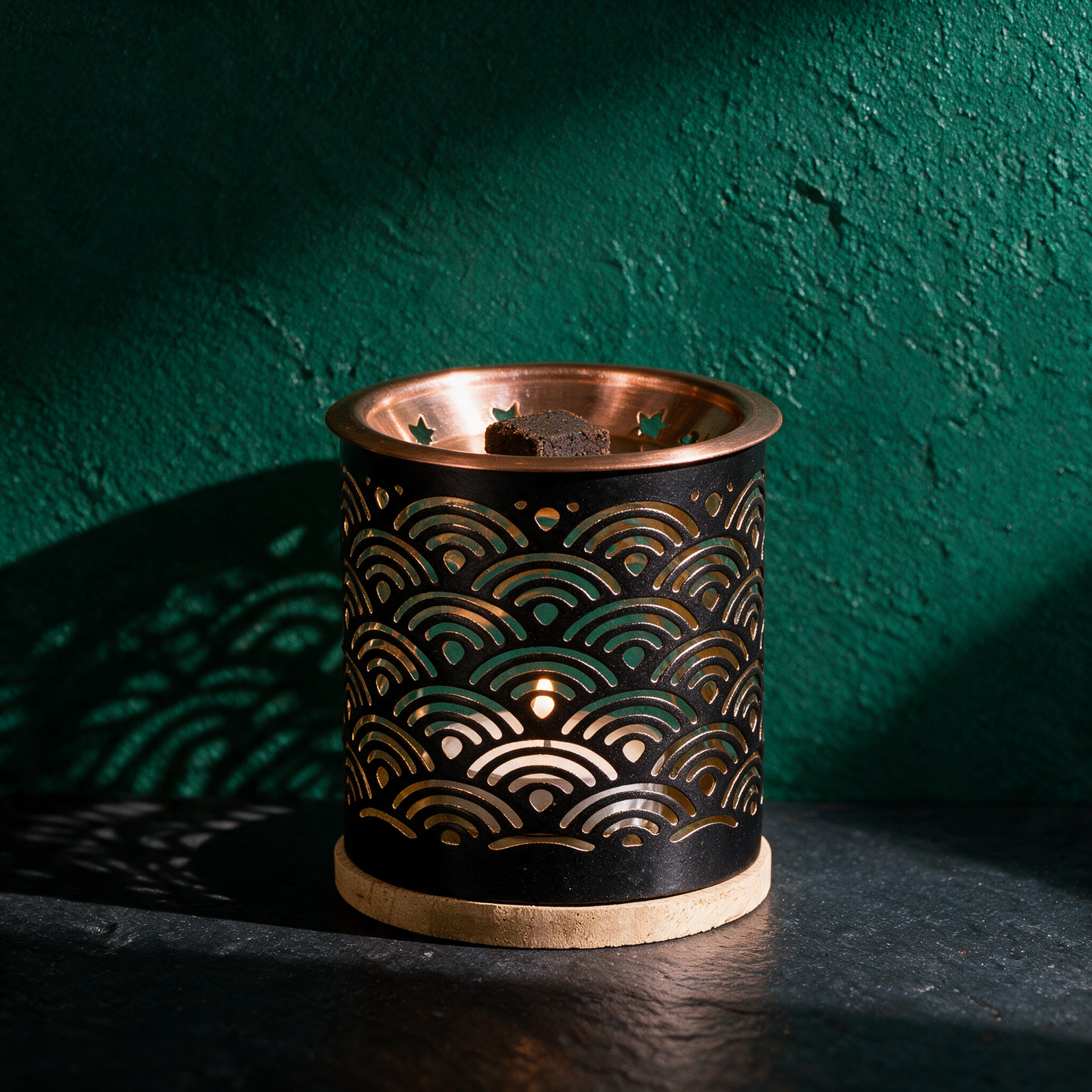 Aromafume Exotic Incense Diffuser | Räuchern ohne Rauch & Asche – Anwendungsansicht in der smaragdgrünen Temple-of-Desire-Bildwelt