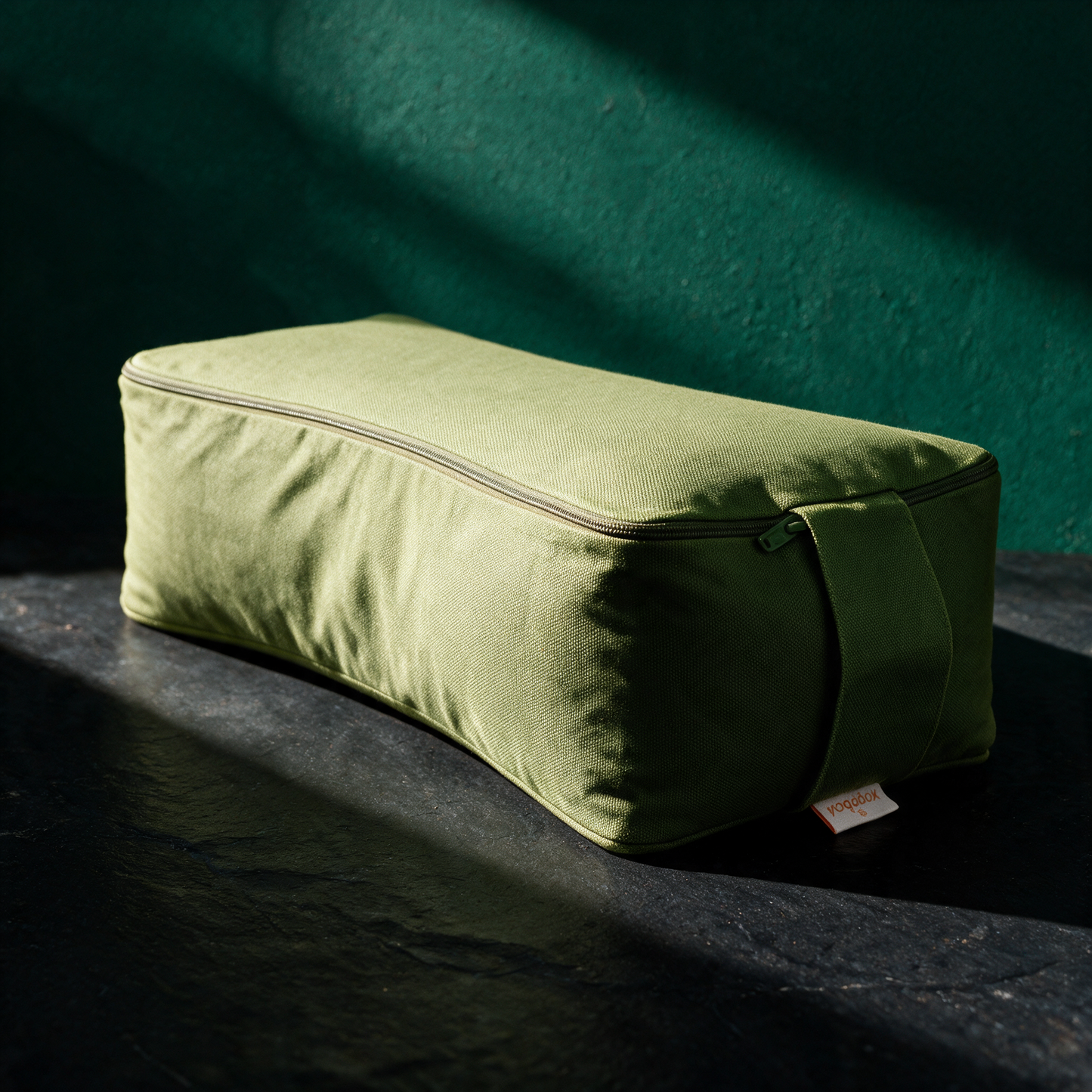 Meditationskissen SQUARE | Buchweizen-Yogakissen für aufrechten Sitz – Material- und Detailansicht in der smaragdgrünen Temple-of-Desire-Bildwelt