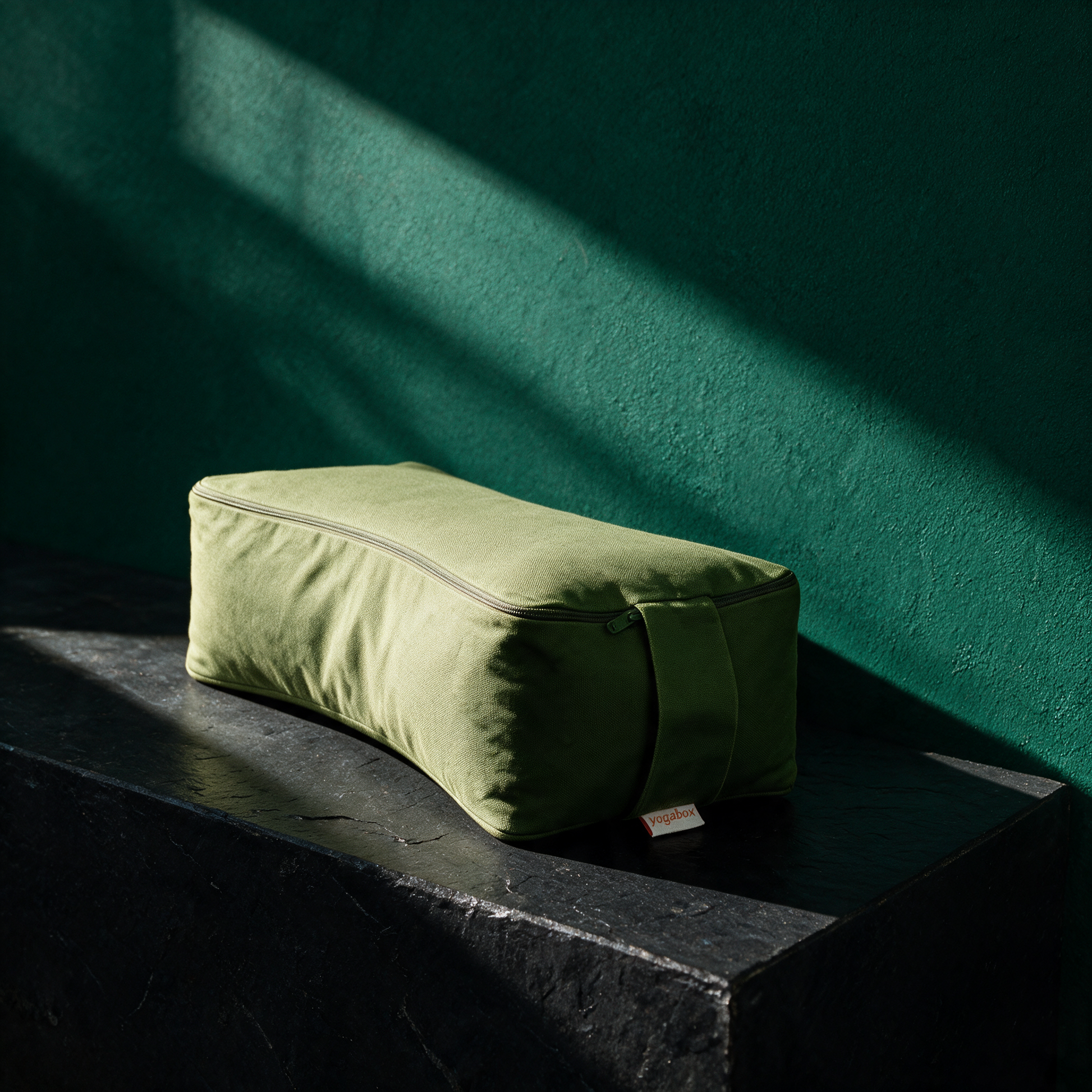 Meditationskissen SQUARE | Buchweizen-Yogakissen für aufrechten Sitz – stimmungsvolle Kontextansicht in der smaragdgrünen Temple-of-Desire-Bildwelt