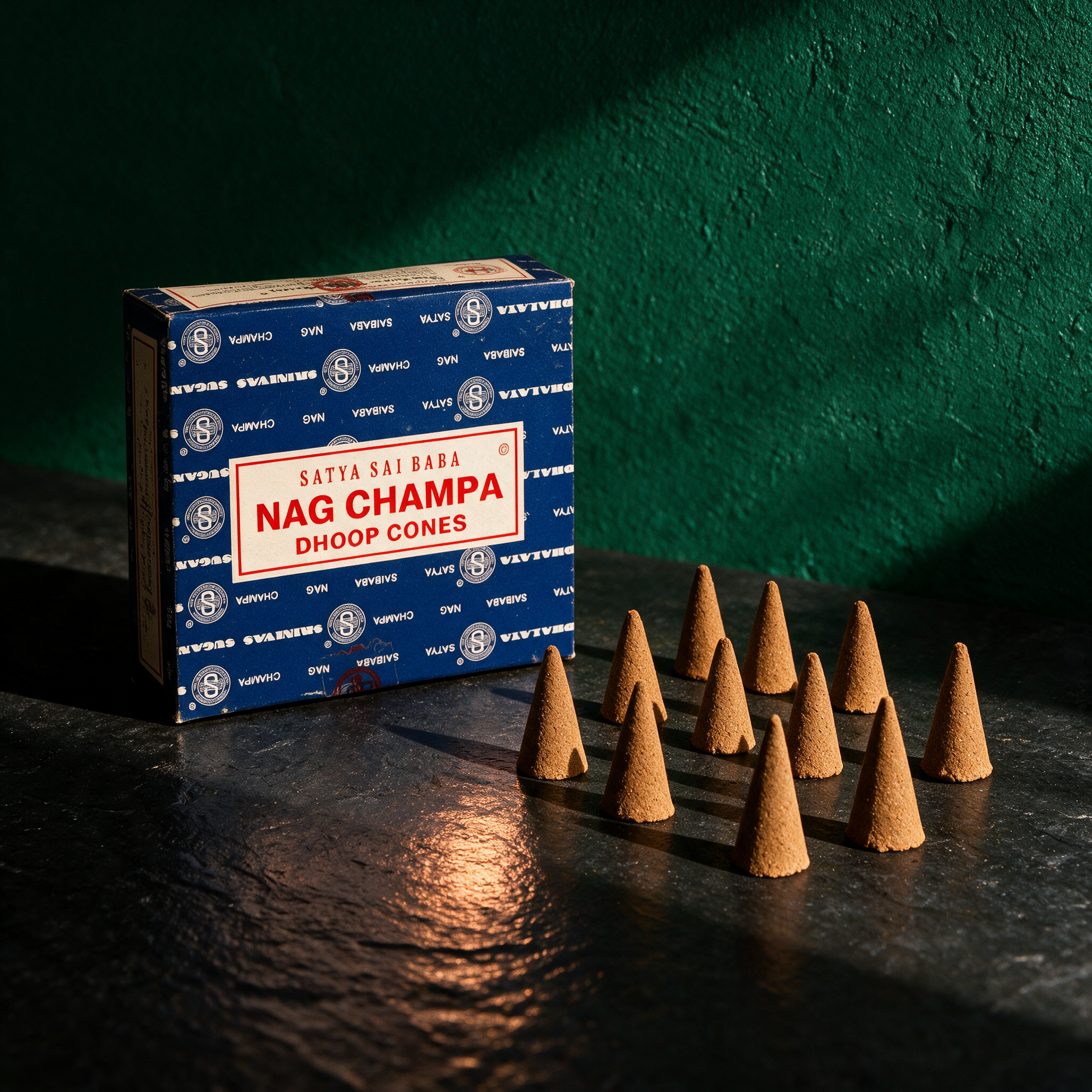 Räucherkegel Nag Champa | 12 handgefertigte Kegel für Meditation – reine Produktansicht in der smaragdgrünen Temple-of-Desire-Bildwelt