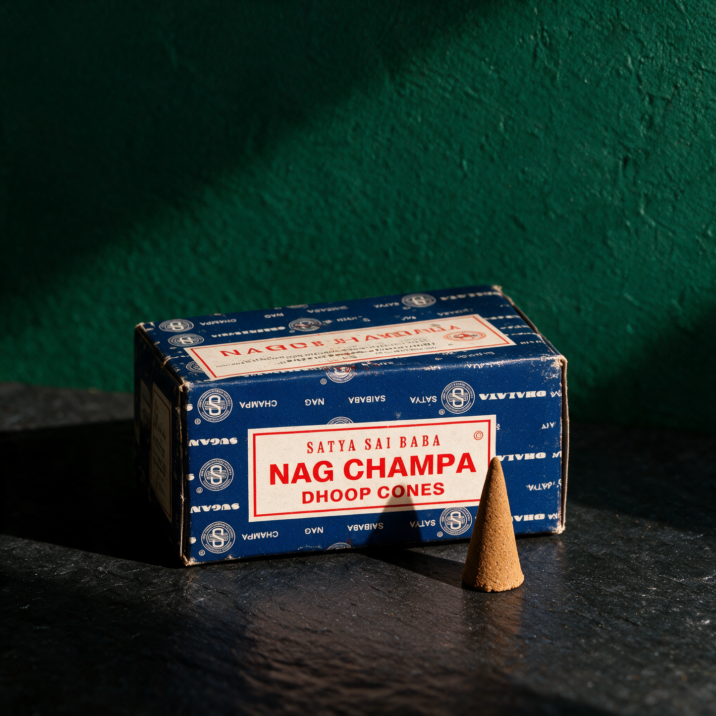 Räucherkegel Nag Champa | 12 handgefertigte Kegel für Meditation – Material- und Detailansicht in der smaragdgrünen Temple-of-Desire-Bildwelt