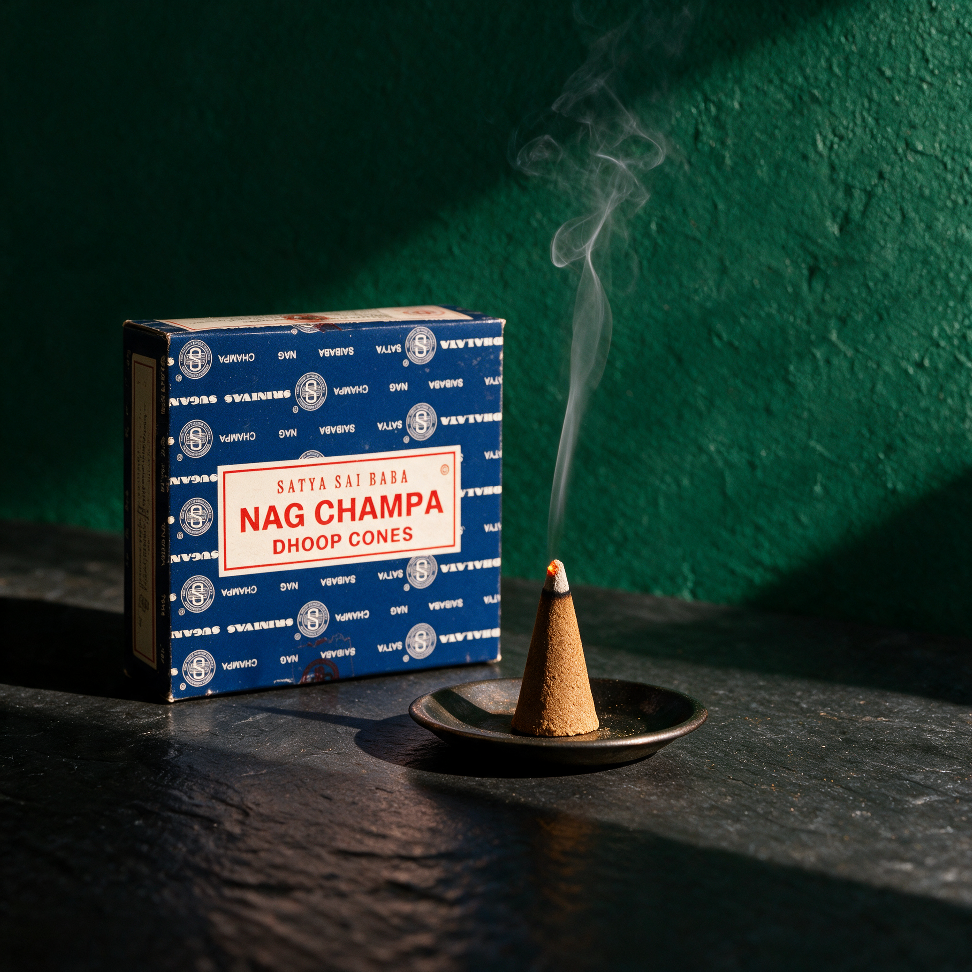 Räucherkegel Nag Champa | 12 handgefertigte Kegel für Meditation – Anwendungsansicht in der smaragdgrünen Temple-of-Desire-Bildwelt