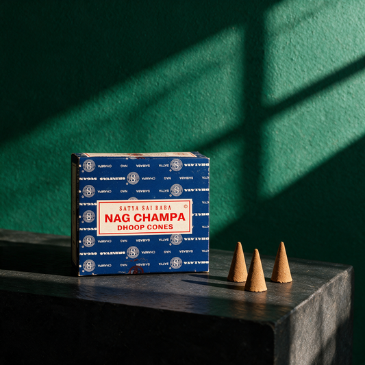 Räucherkegel Nag Champa | 12 handgefertigte Kegel für Meditation – stimmungsvolle Kontextansicht in der smaragdgrünen Temple-of-Desire-Bildwelt