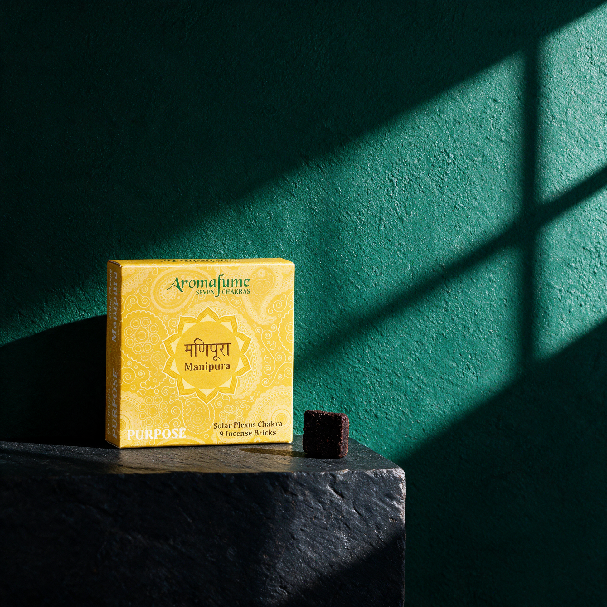 Aromafume Chakra-Weihrauchblöcke | 9 Blöcke für den Diffuser – stimmungsvolle Kontextansicht in der smaragdgrünen Temple-of-Desire-Bildwelt