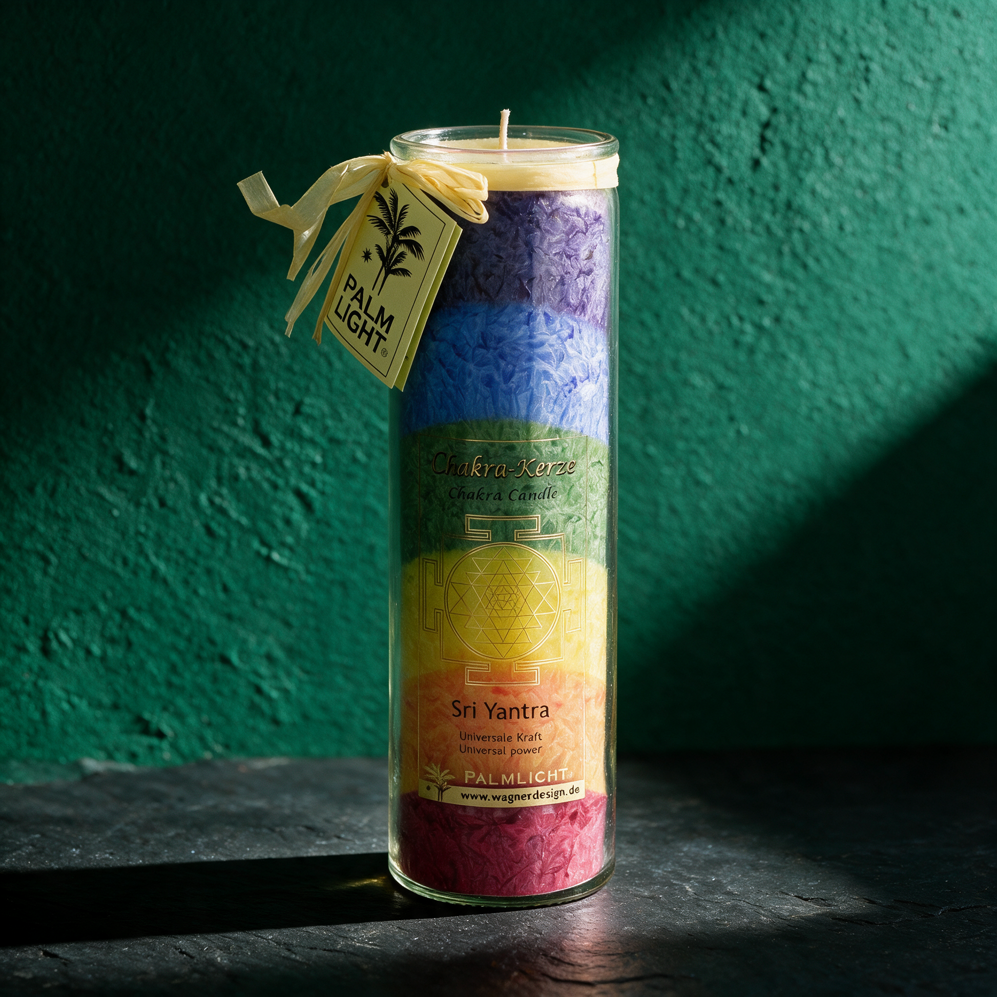 Chakra Kerze im Glas | Palmwachs, ca. 20 cm & 100 Stunden – reine Produktansicht in der smaragdgrünen Temple-of-Desire-Bildwelt