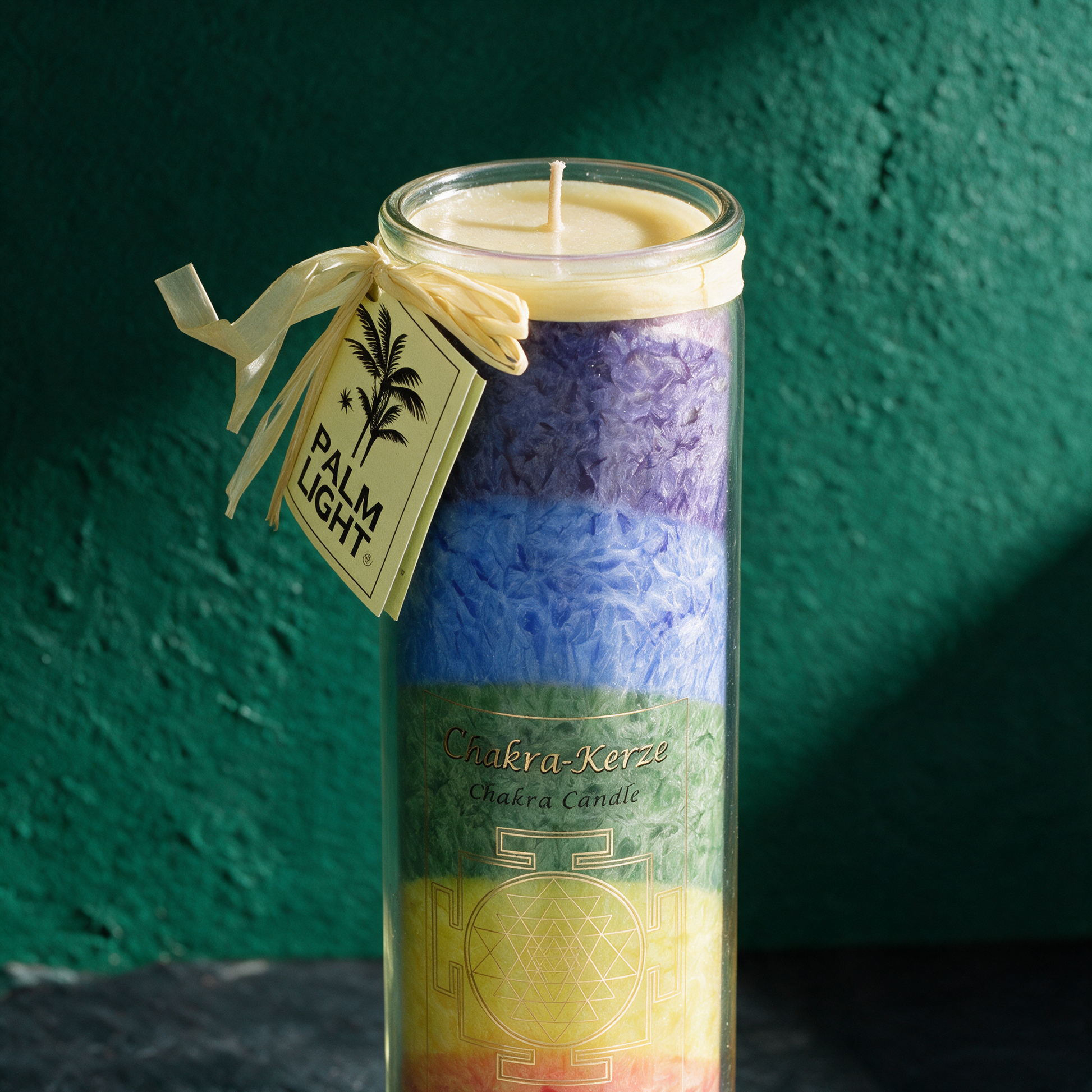 Chakra Kerze im Glas | Palmwachs, ca. 20 cm & 100 Stunden – Material- und Detailansicht in der smaragdgrünen Temple-of-Desire-Bildwelt