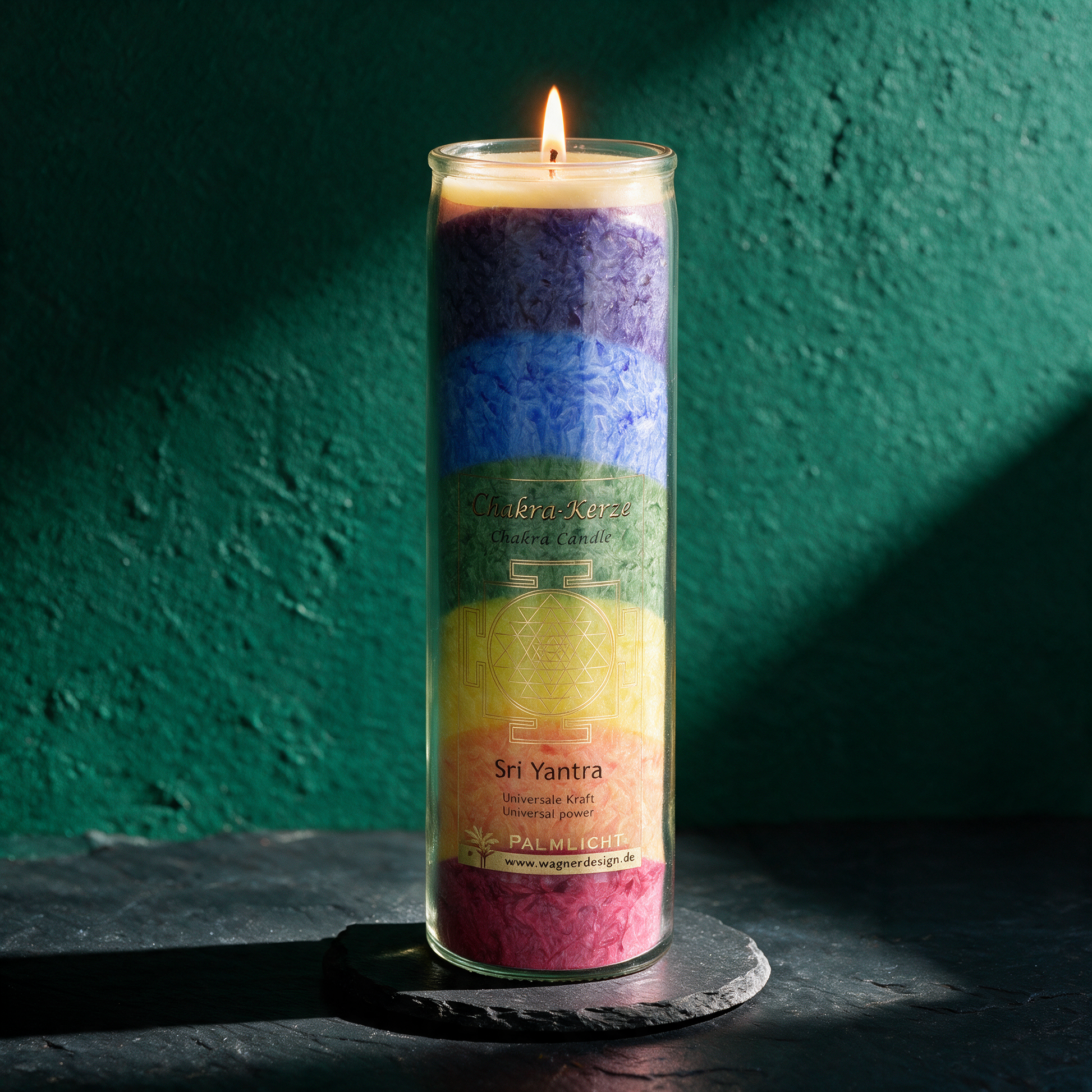Chakra Kerze im Glas | Palmwachs, ca. 20 cm & 100 Stunden – Anwendungsansicht in der smaragdgrünen Temple-of-Desire-Bildwelt
