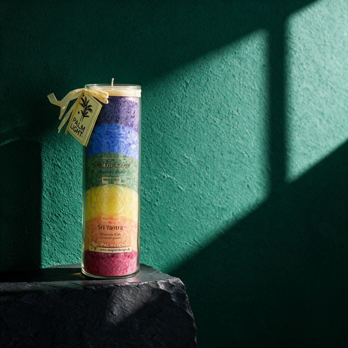 Chakra Kerze im Glas | Palmwachs, ca. 20 cm & 100 Stunden – stimmungsvolle Kontextansicht in der smaragdgrünen Temple-of-Desire-Bildwelt