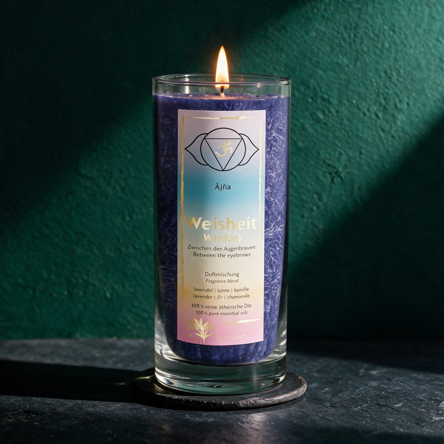 Chakra Duftkerze | Palmwachs mit ätherischen Ölen, ca. 60 Std. – Anwendungsansicht in der smaragdgrünen Temple-of-Desire-Bildwelt