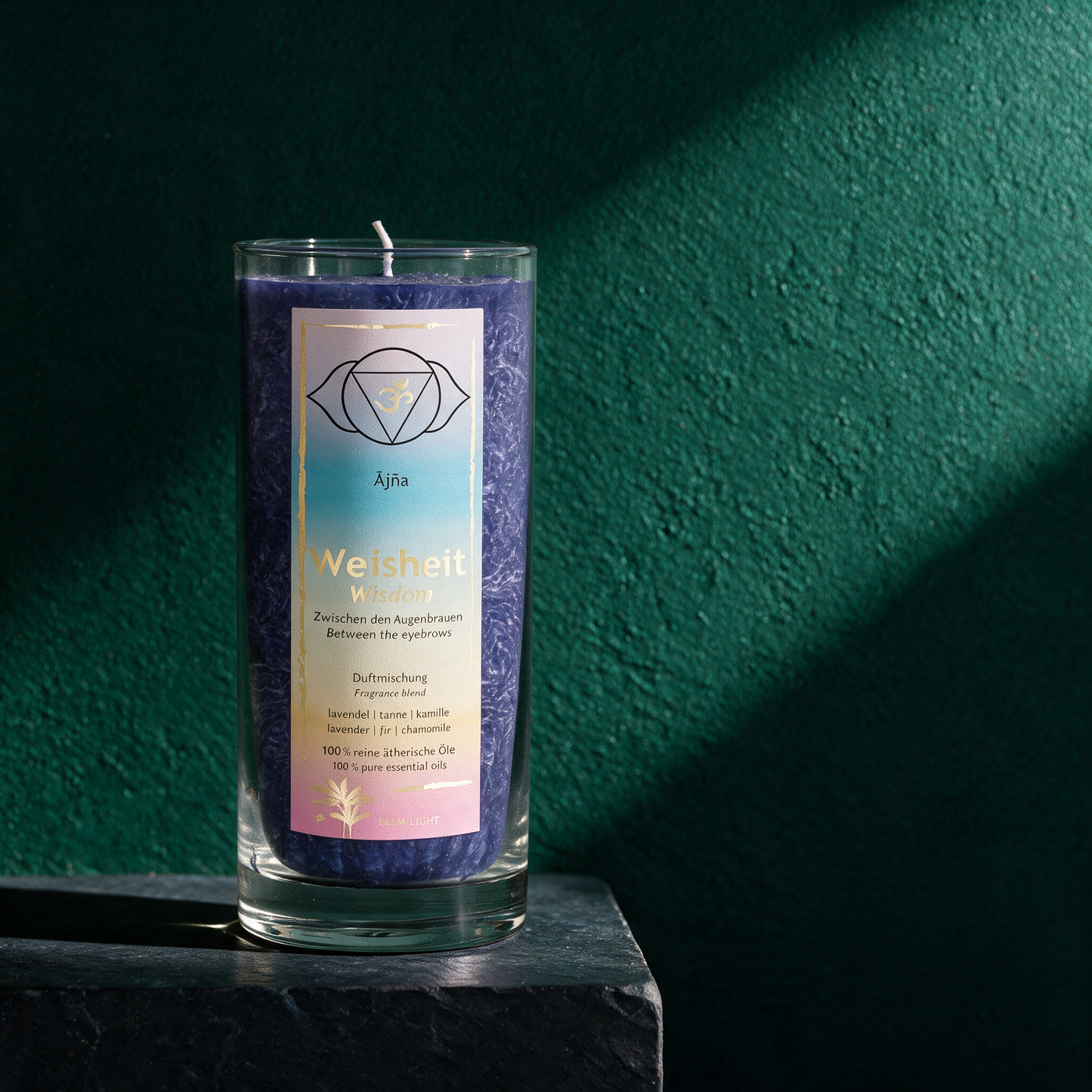 Chakra Duftkerze | Palmwachs mit ätherischen Ölen, ca. 60 Std. – stimmungsvolle Kontextansicht in der smaragdgrünen Temple-of-Desire-Bildwelt
