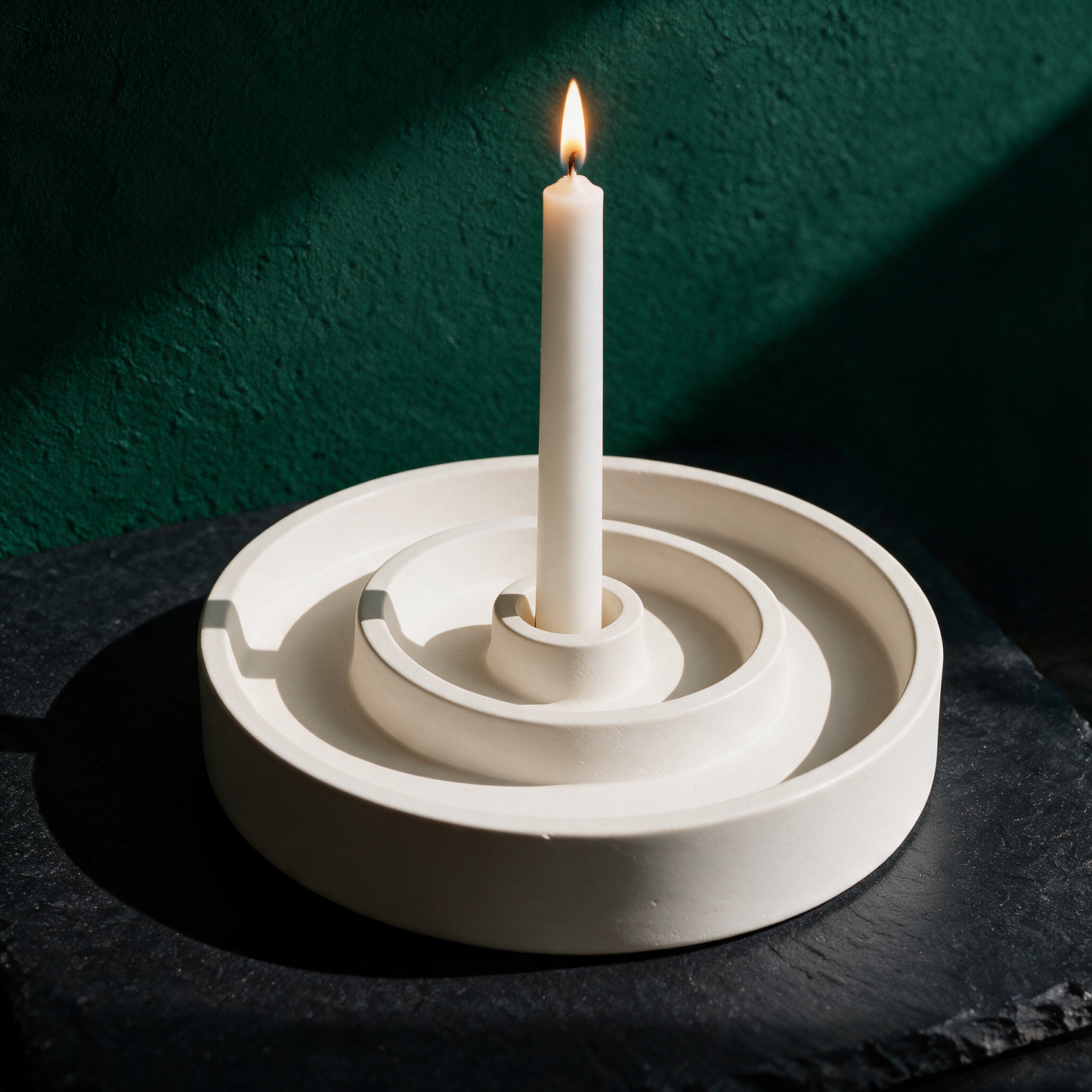 Altar der Stille | Ritualteller für Kerzen & Zeremonien – Anwendungsansicht in der smaragdgrünen Temple-of-Desire-Bildwelt