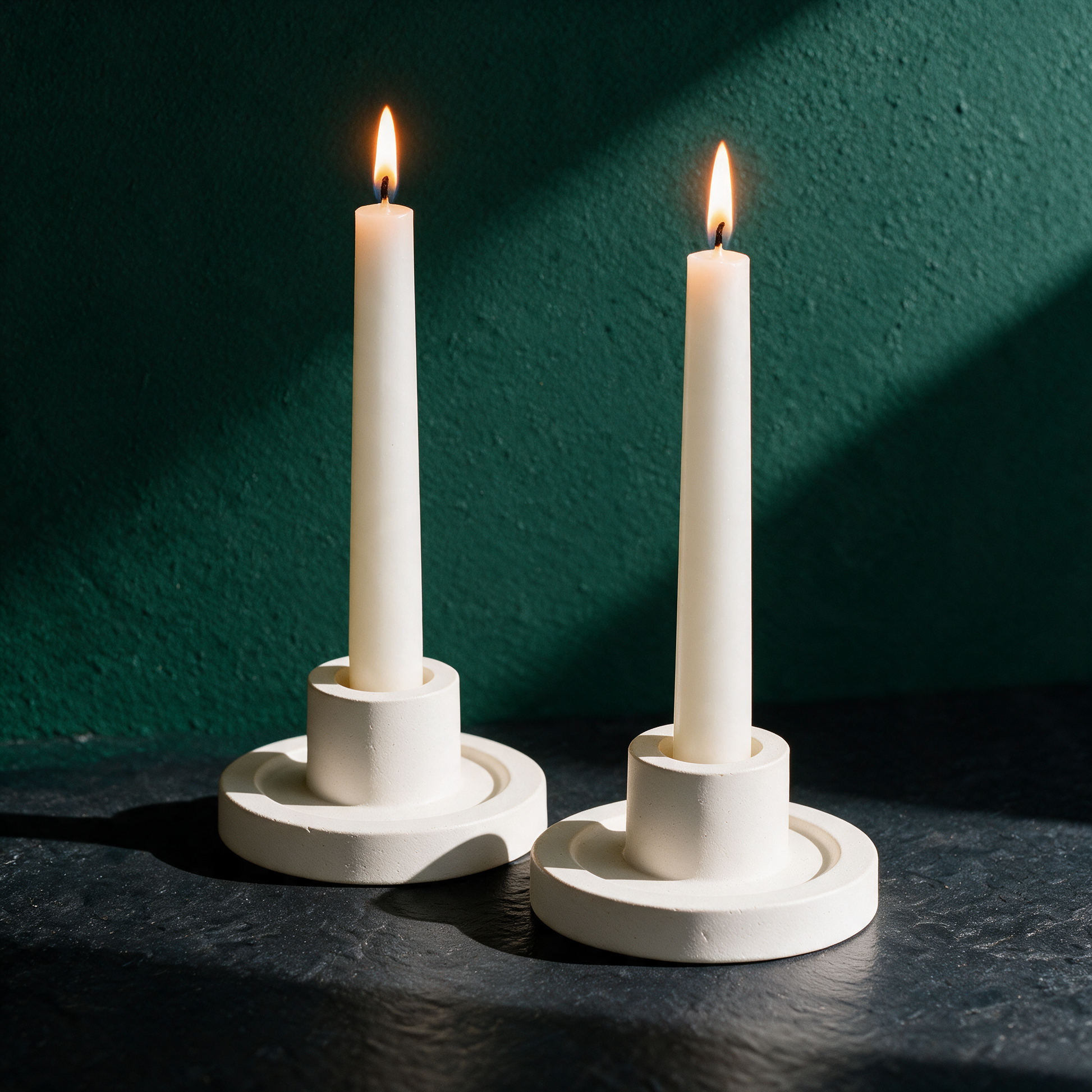 Kerzen-Set Pastell | Stimmungsvolles Licht für Wohnmomente – Anwendungsansicht in der smaragdgrünen Temple-of-Desire-Bildwelt