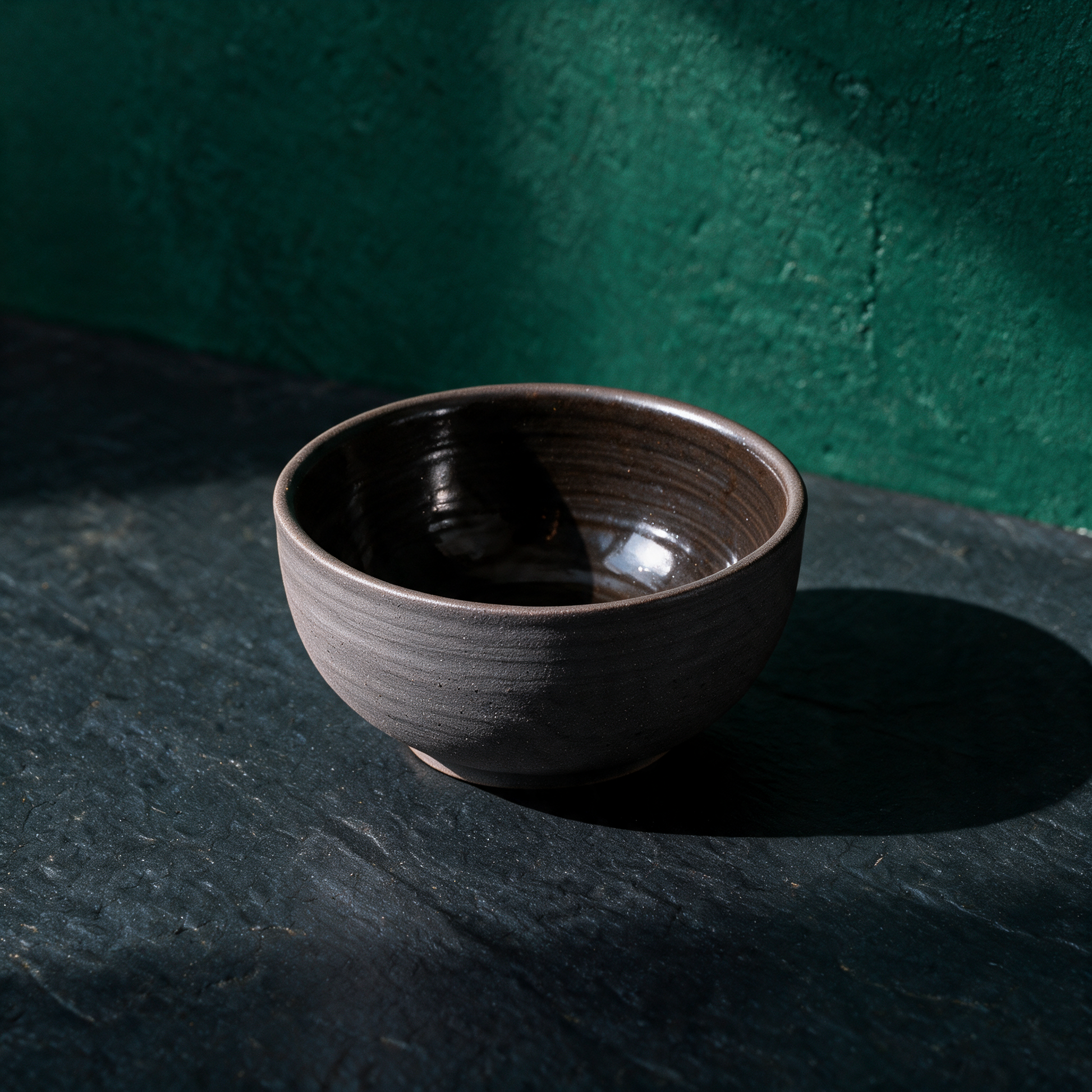 KUMO Cappuccino Tasse grau-schwarz | Handgedrehtes Steinzeug, 220 ml – Material- und Detailansicht in der smaragdgrünen Temple-of-Desire-Bildwelt