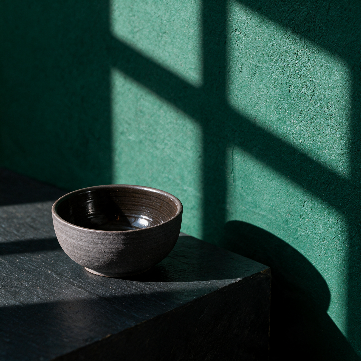 KUMO Cappuccino Tasse grau-schwarz | Handgedrehtes Steinzeug, 220 ml – stimmungsvolle Kontextansicht in der smaragdgrünen Temple-of-Desire-Bildwelt