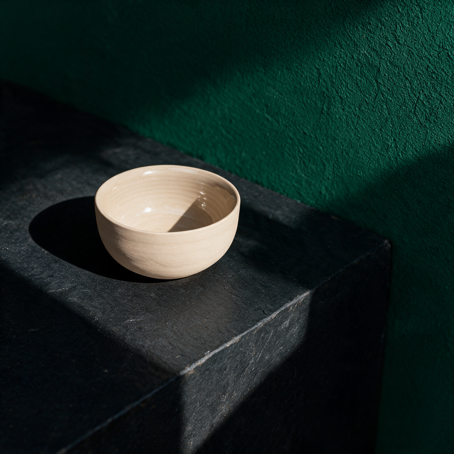 KUMO Cappuccino Tasse beige | Handgedrehtes Steinzeug, 220 ml – stimmungsvolle Kontextansicht in der smaragdgrünen Temple-of-Desire-Bildwelt