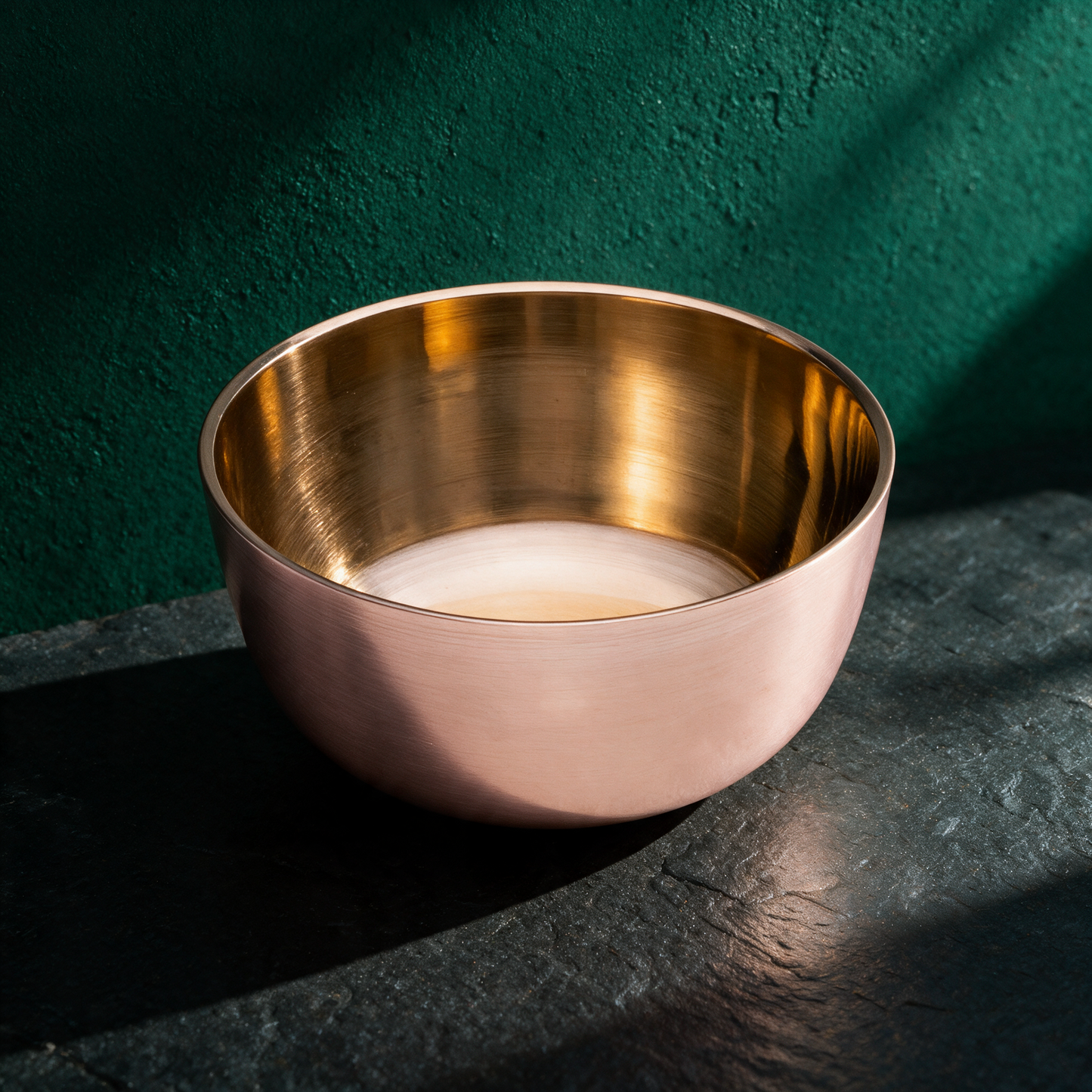 Peter Hess® Zen Klangschale | Klarer, zentrierender Klang – reine Produktansicht in der smaragdgrünen Temple-of-Desire-Bildwelt