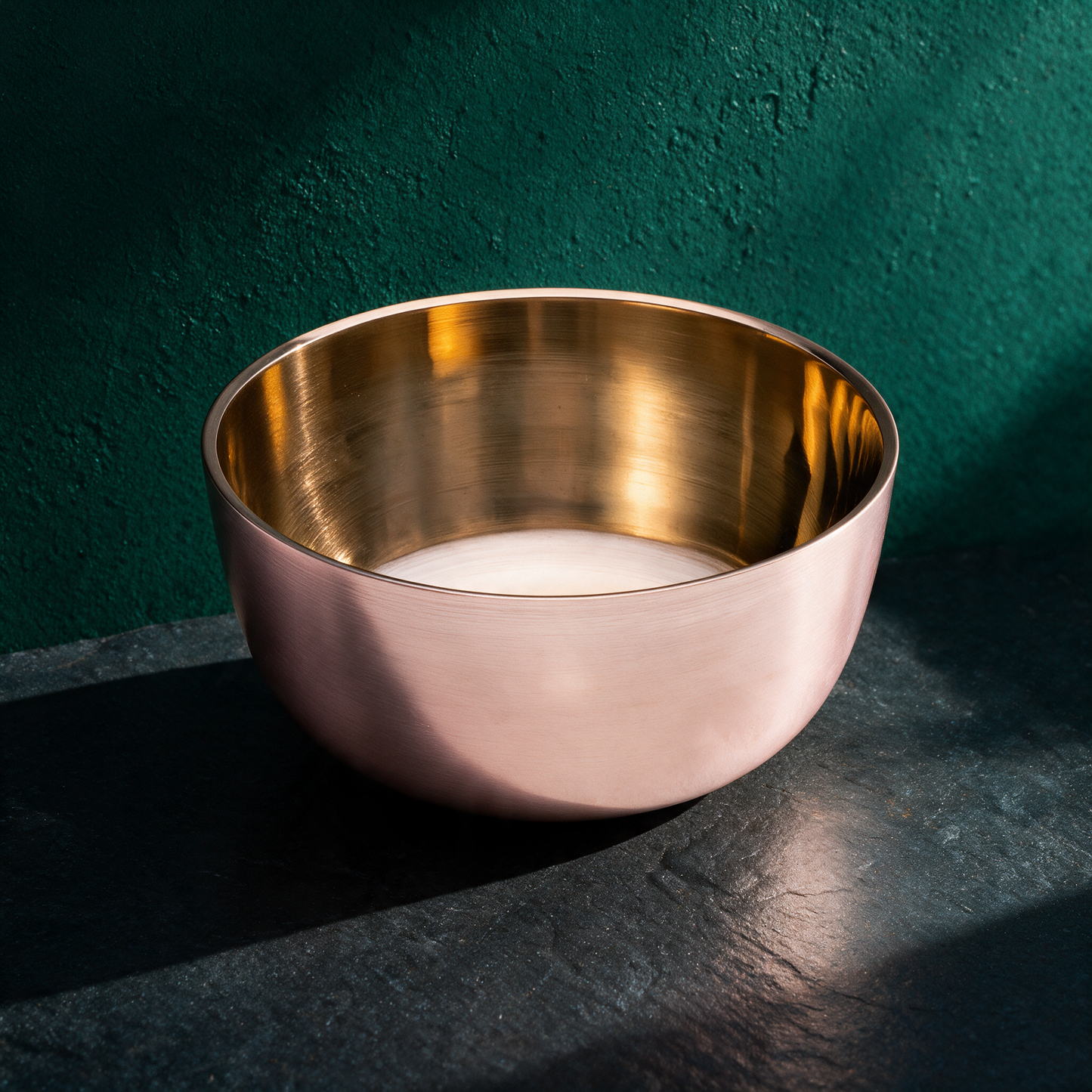 Peter Hess® Zen Klangschale | Klarer, zentrierender Klang – Material- und Detailansicht in der smaragdgrünen Temple-of-Desire-Bildwelt