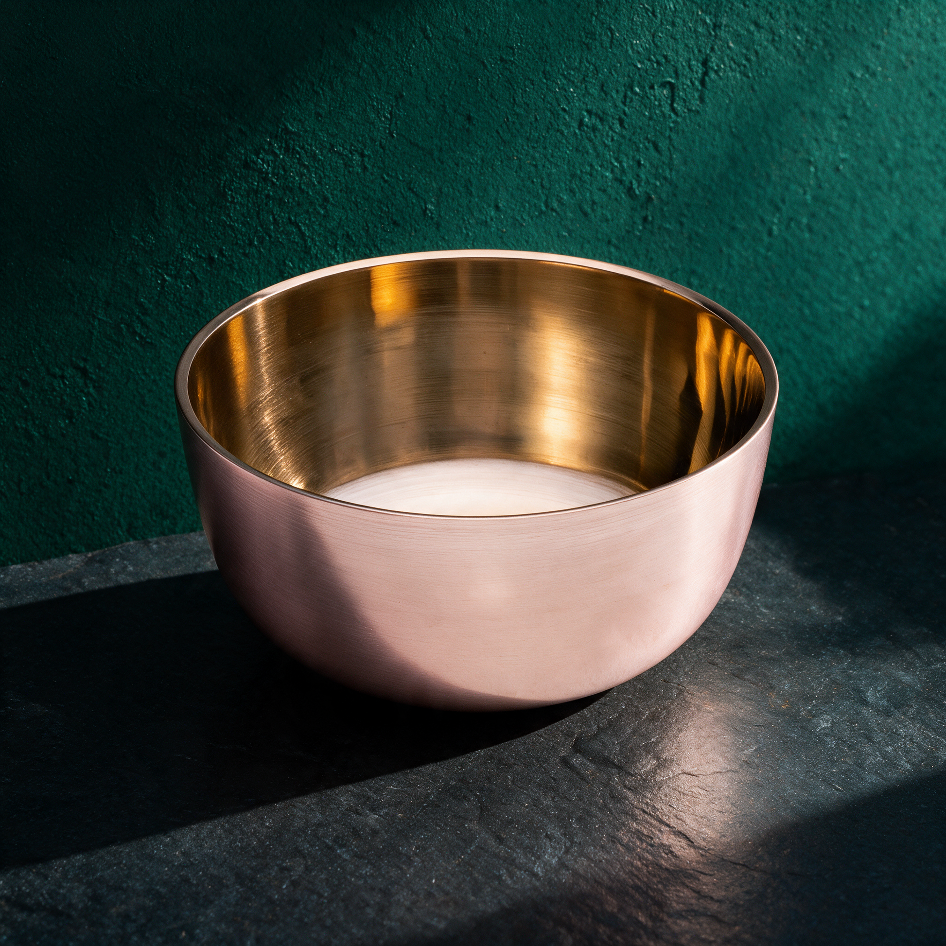 Peter Hess® Zen Klangschale | Klarer, zentrierender Klang – Material- und Detailansicht in der smaragdgrünen Temple-of-Desire-Bildwelt