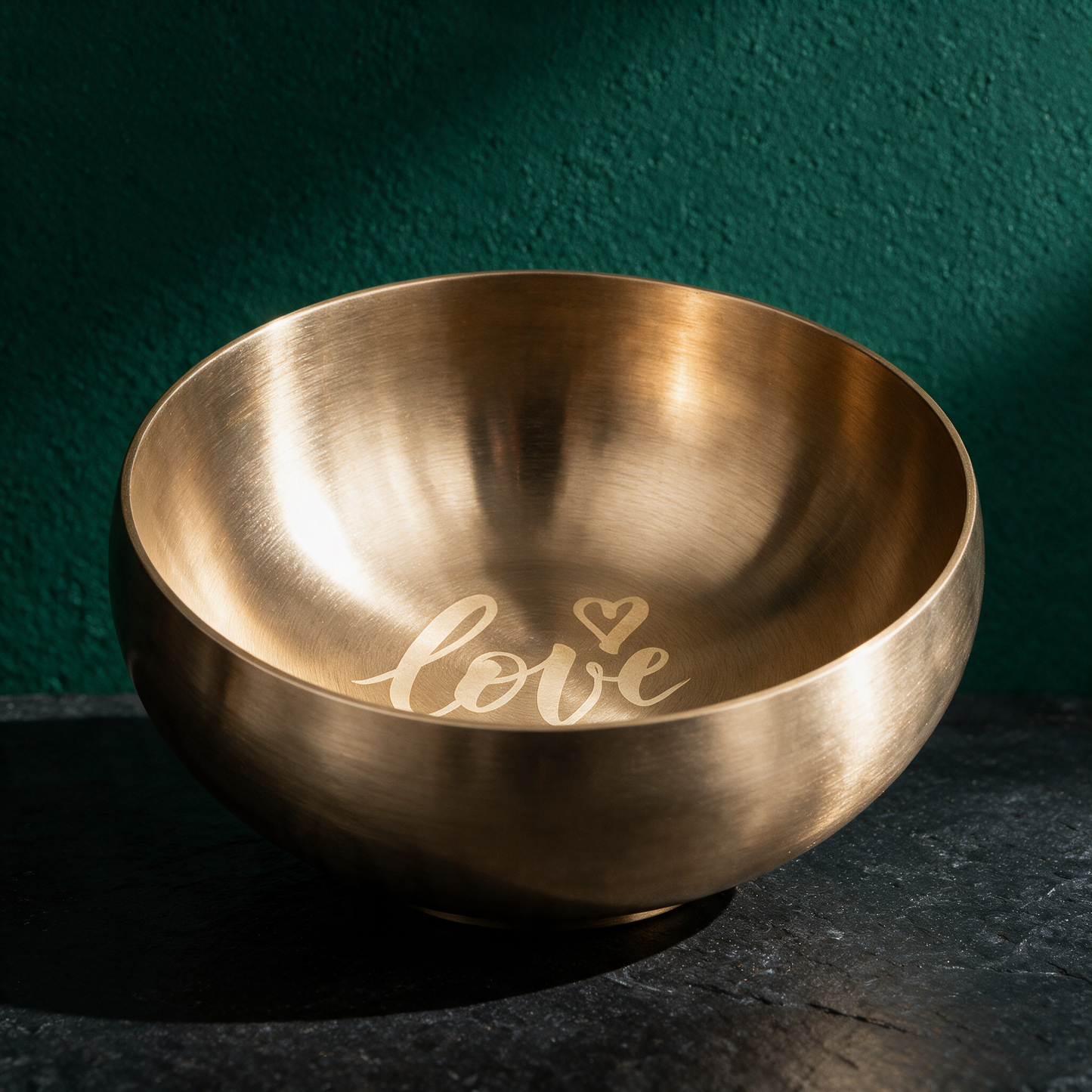 Klangschale love | Hess Sound Gravur-Schale für Herzensverbundenheit – reine Produktansicht in der smaragdgrünen Temple-of-Desire-Bildwelt