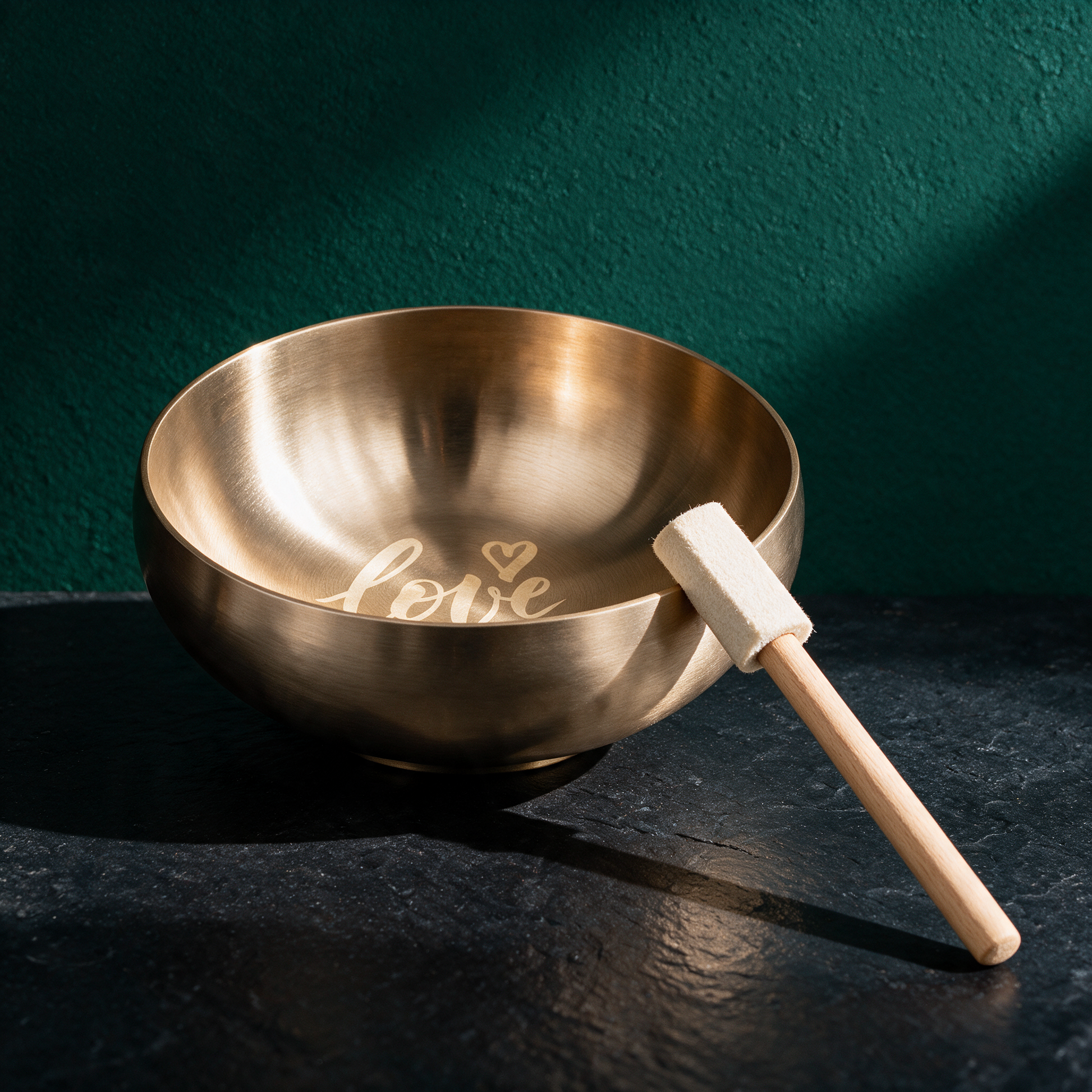 Klangschale love | Hess Sound Gravur-Schale für Herzensverbundenheit – Anwendungsansicht in der smaragdgrünen Temple-of-Desire-Bildwelt
