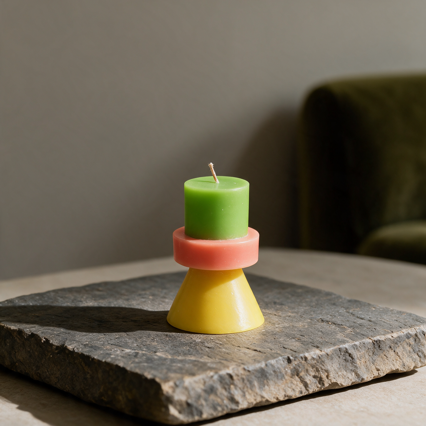 Stack Candle Mini Limette, Koralle & Gelb | Fair-Trade-Stapelkerze aus Stearin – Anwendungsansicht in der Temple-of-Desire-Bildwelt