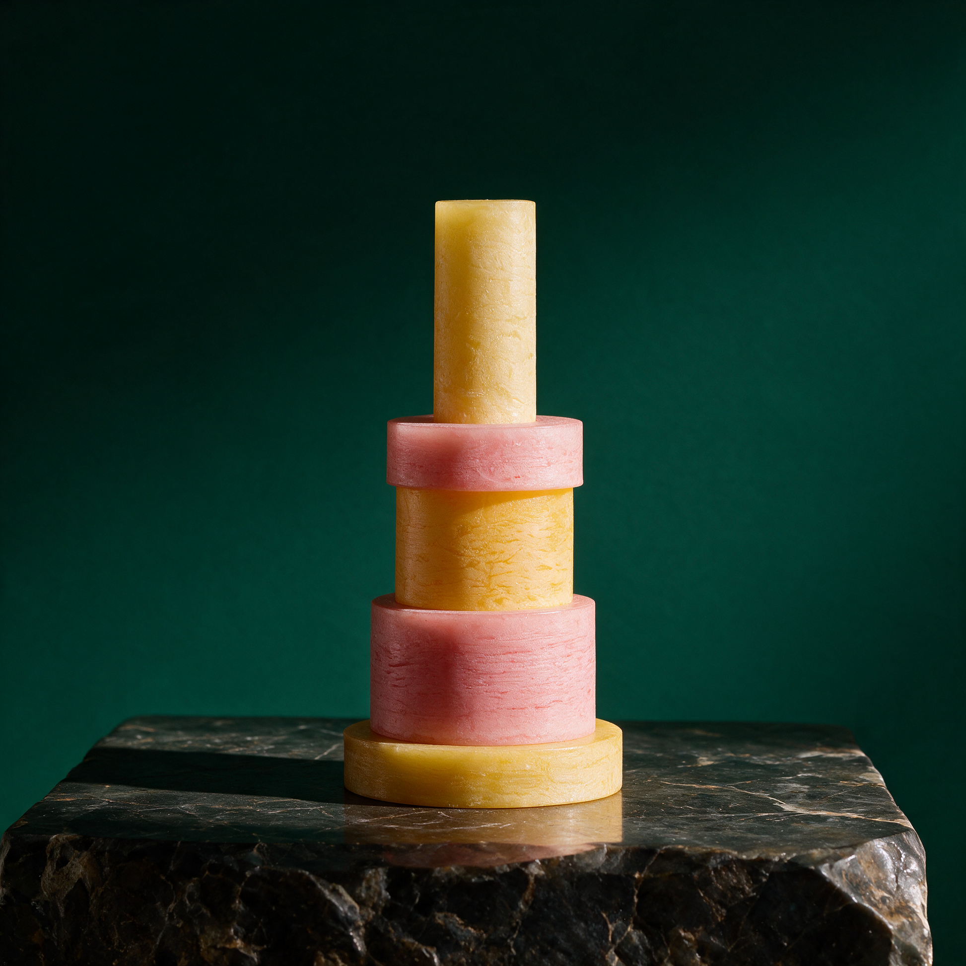Candle Stack 03 Pink & Gelb | 5-teiliges Stapelkerzen-Set, ca. 80 Std. – reine Produktansicht in der Temple-of-Desire-Bildwelt