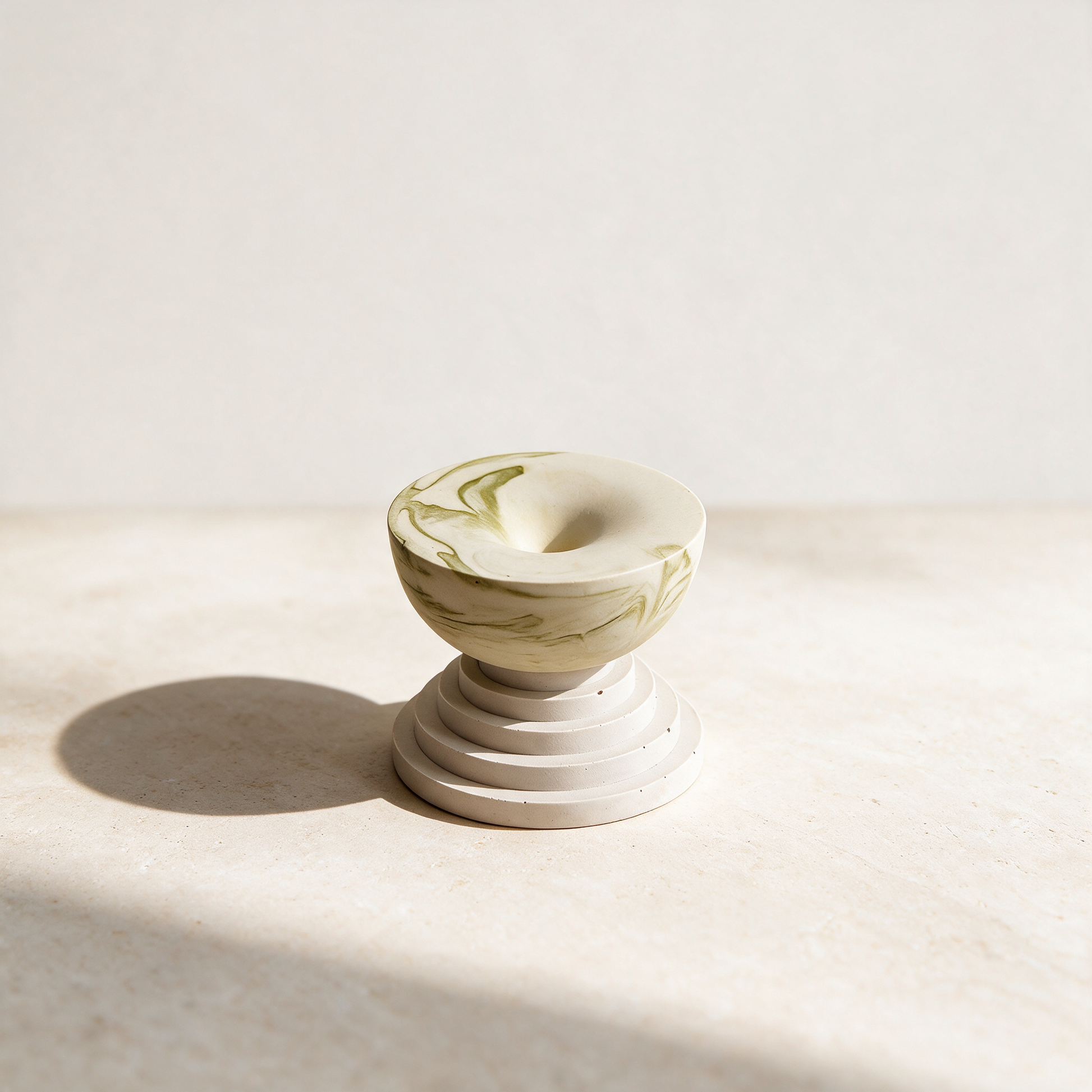 Scala Räucherstäbchenhalter | Jesmonite in Marmoroptik, 7 cm – variant olive-on-marble, Variante Olive on marble in der Temple-of-Desire-Bildwelt