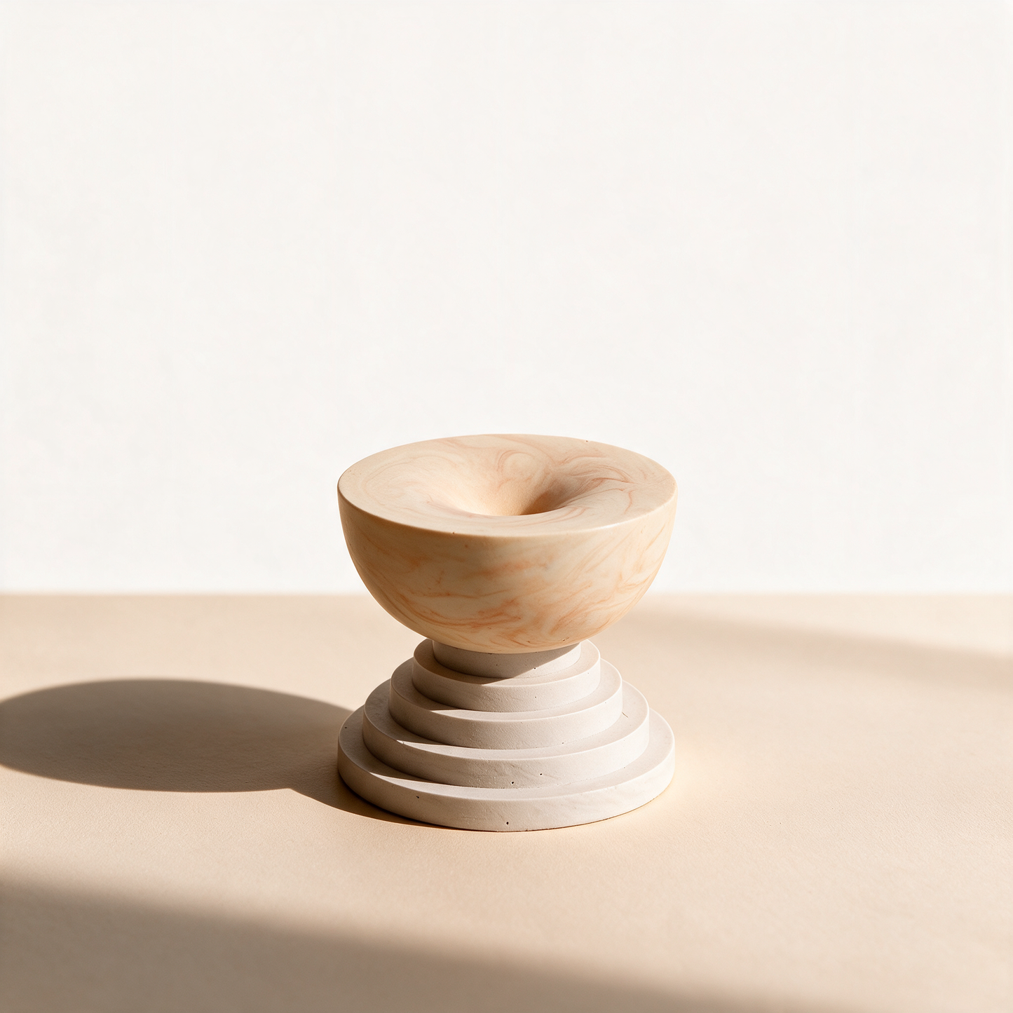Scala Räucherstäbchenhalter | Jesmonite in Marmoroptik, 7 cm – variant apricot-on-marble, Variante Apricot on marble in der Temple-of-Desire-Bildwelt