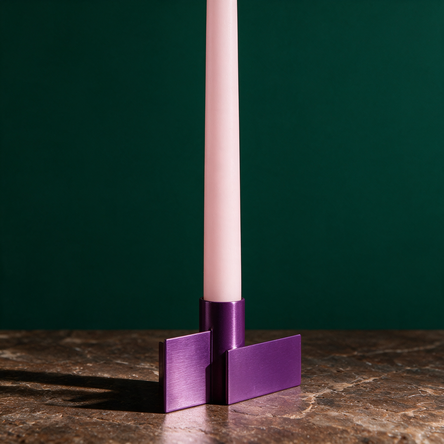 Icon Kerzenhalter | Grafischer Edelstahl-Halter in 4 Farben – variant purple, Variante Purple in der Temple-of-Desire-Bildwelt