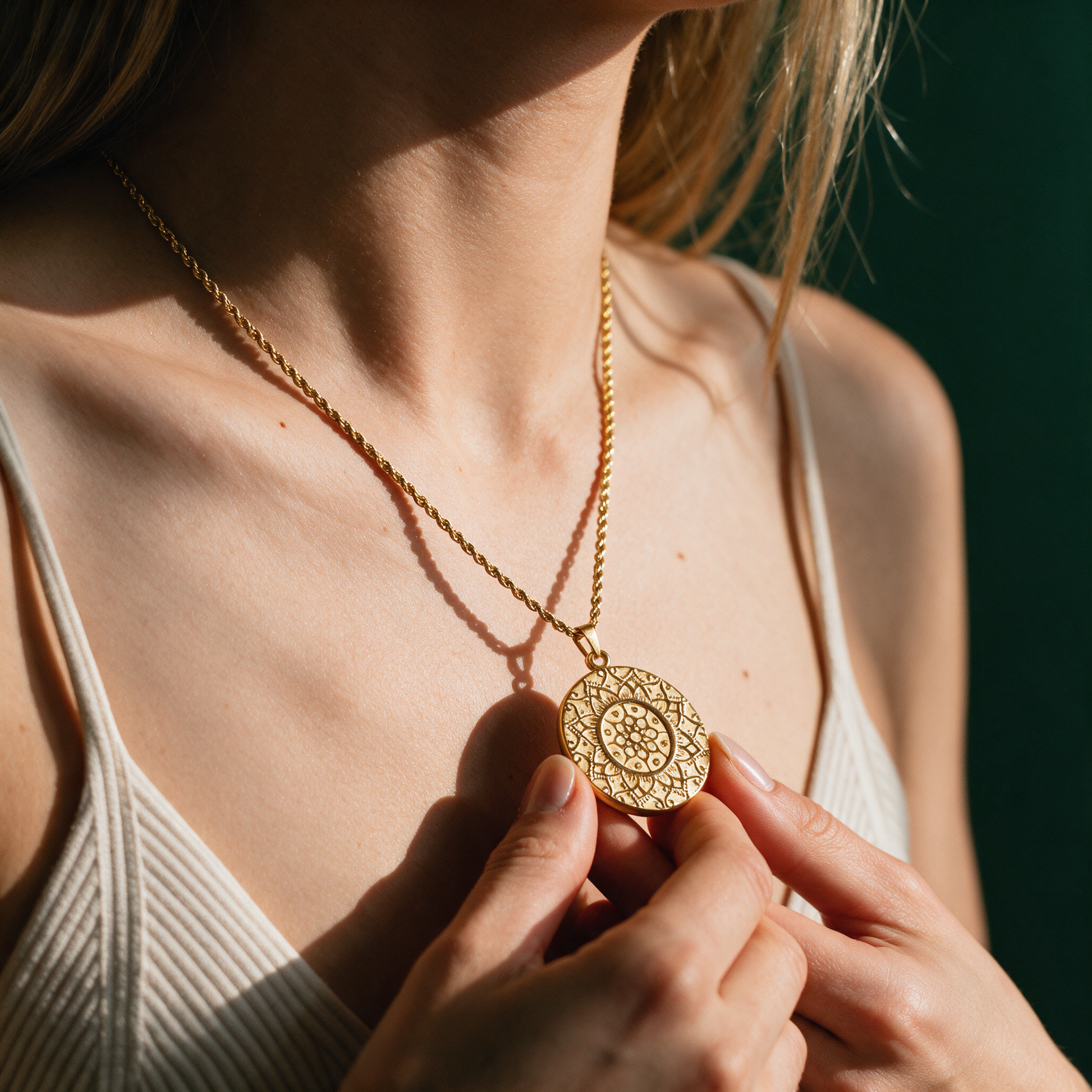 Mandala Kette vergoldet | Gravur „I am safe & supported“ – mood woman in der Temple-of-Desire-Bildwelt