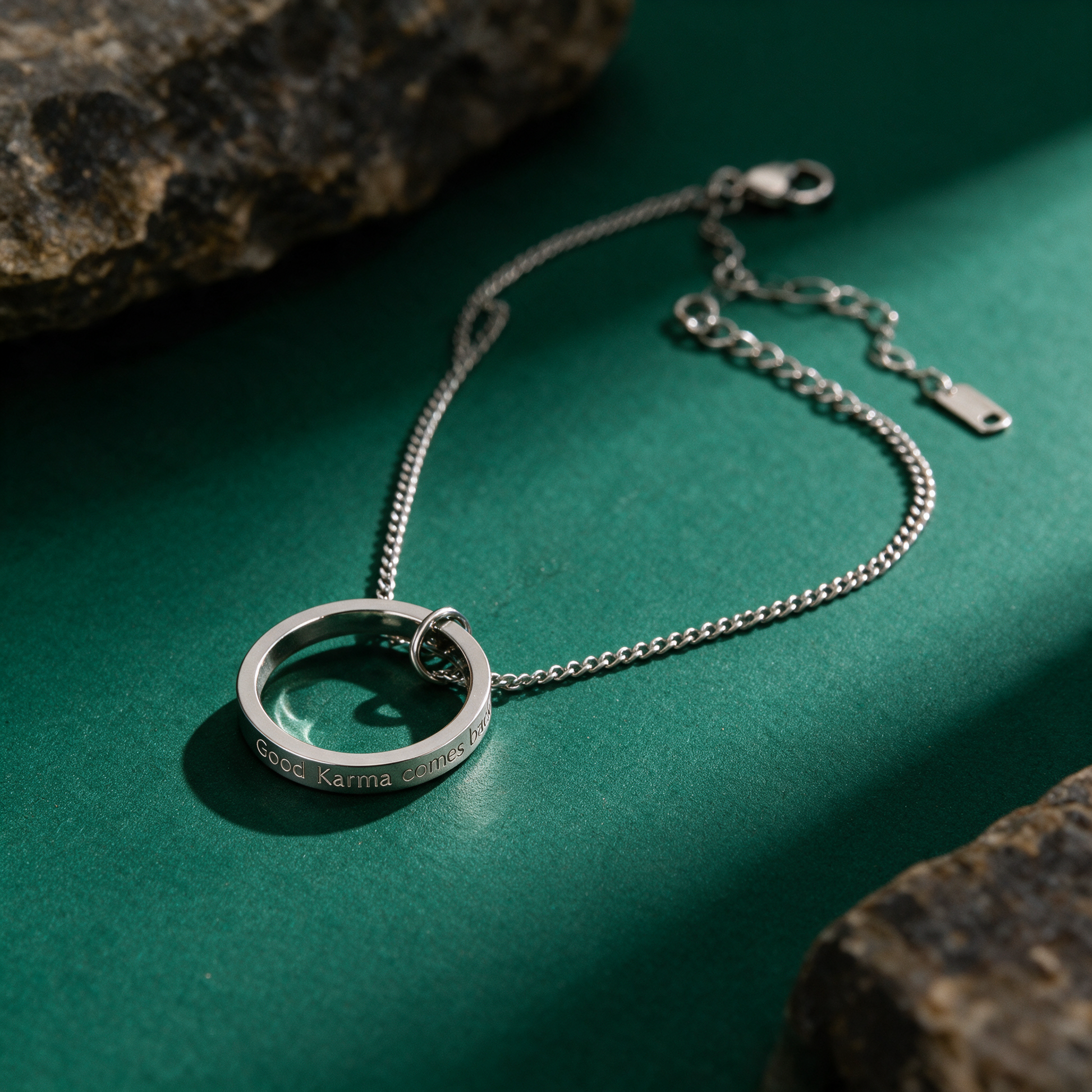 Ringkette silber | Gravur „Good Karma comes back“ – reine Produktansicht in der Temple-of-Desire-Bildwelt