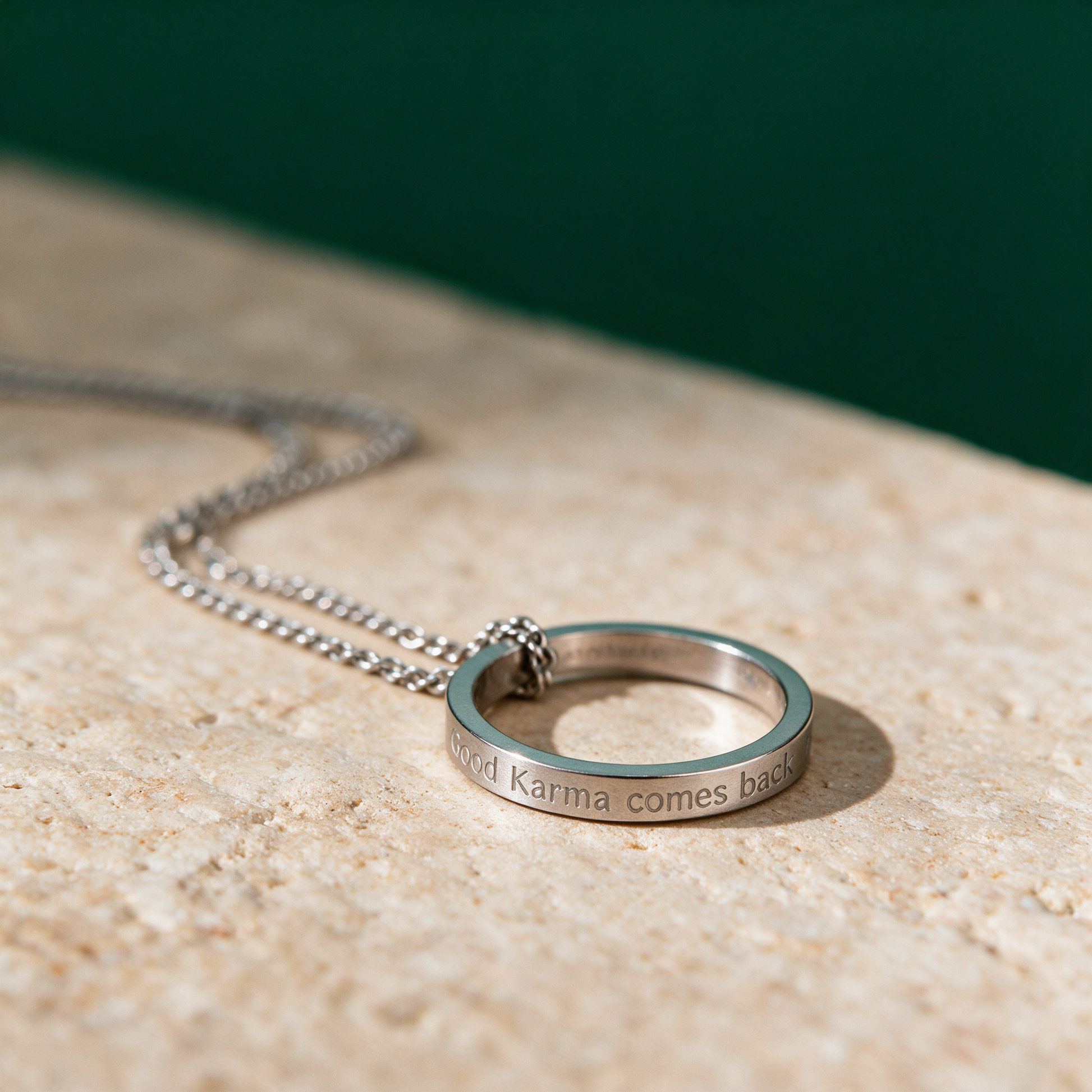 Ringkette silber | Gravur „Good Karma comes back“ – front ring in der Temple-of-Desire-Bildwelt
