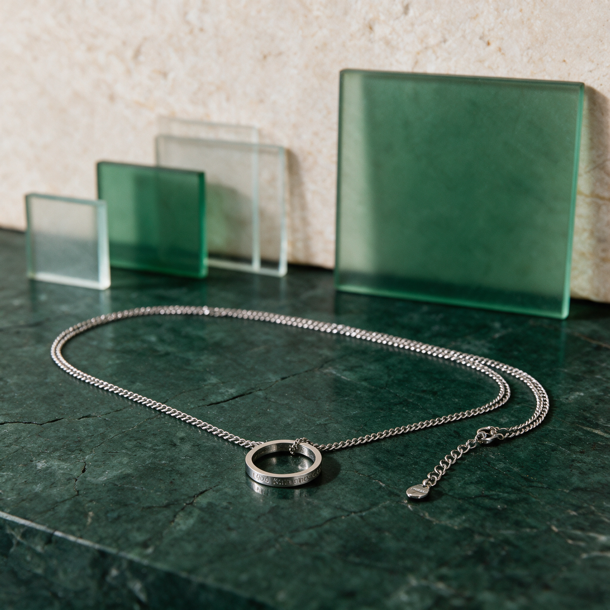 Ringkette silber | Gravur „Good Karma comes back“ – flatlay in der Temple-of-Desire-Bildwelt