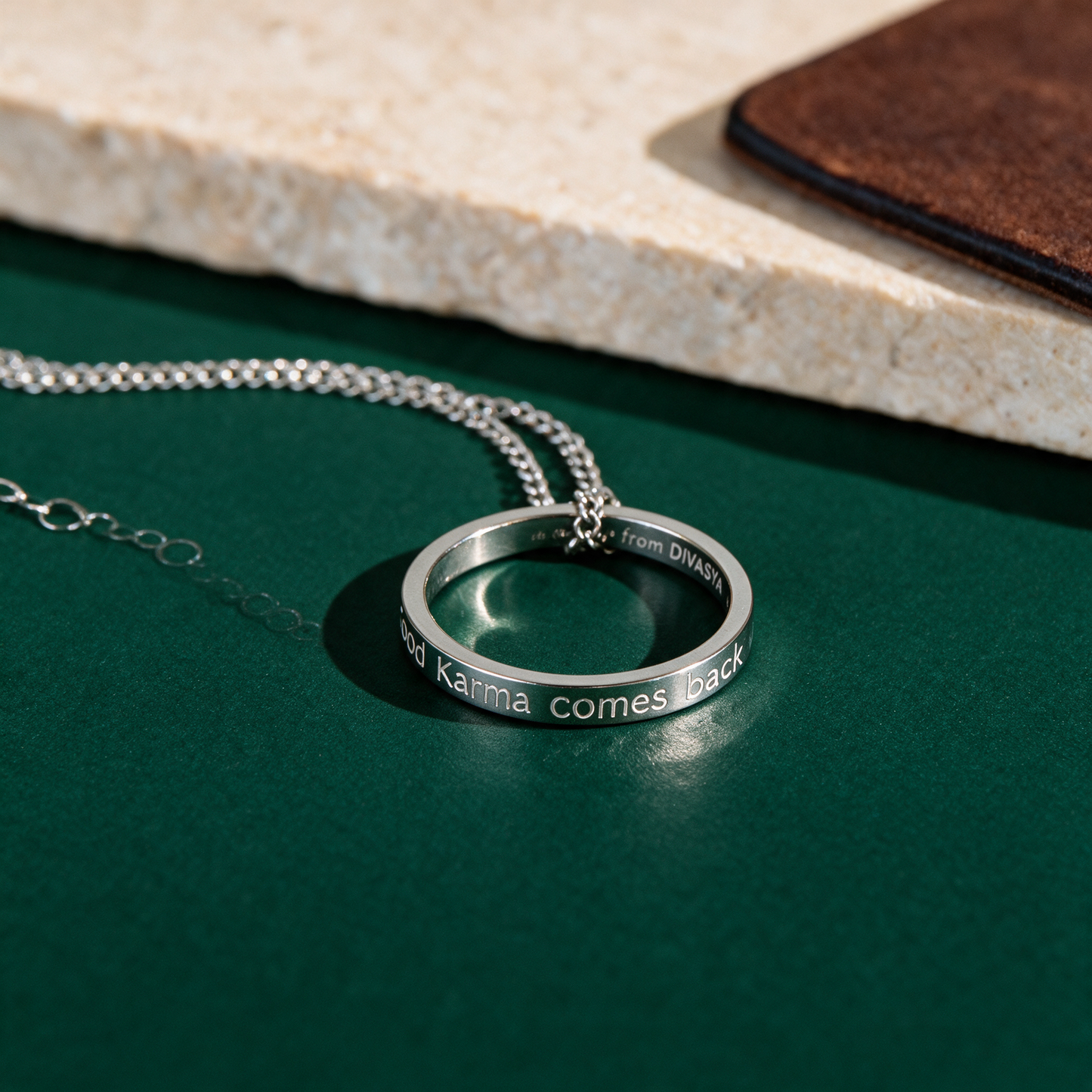 Ringkette silber | Gravur „Good Karma comes back“ – chain detail in der Temple-of-Desire-Bildwelt