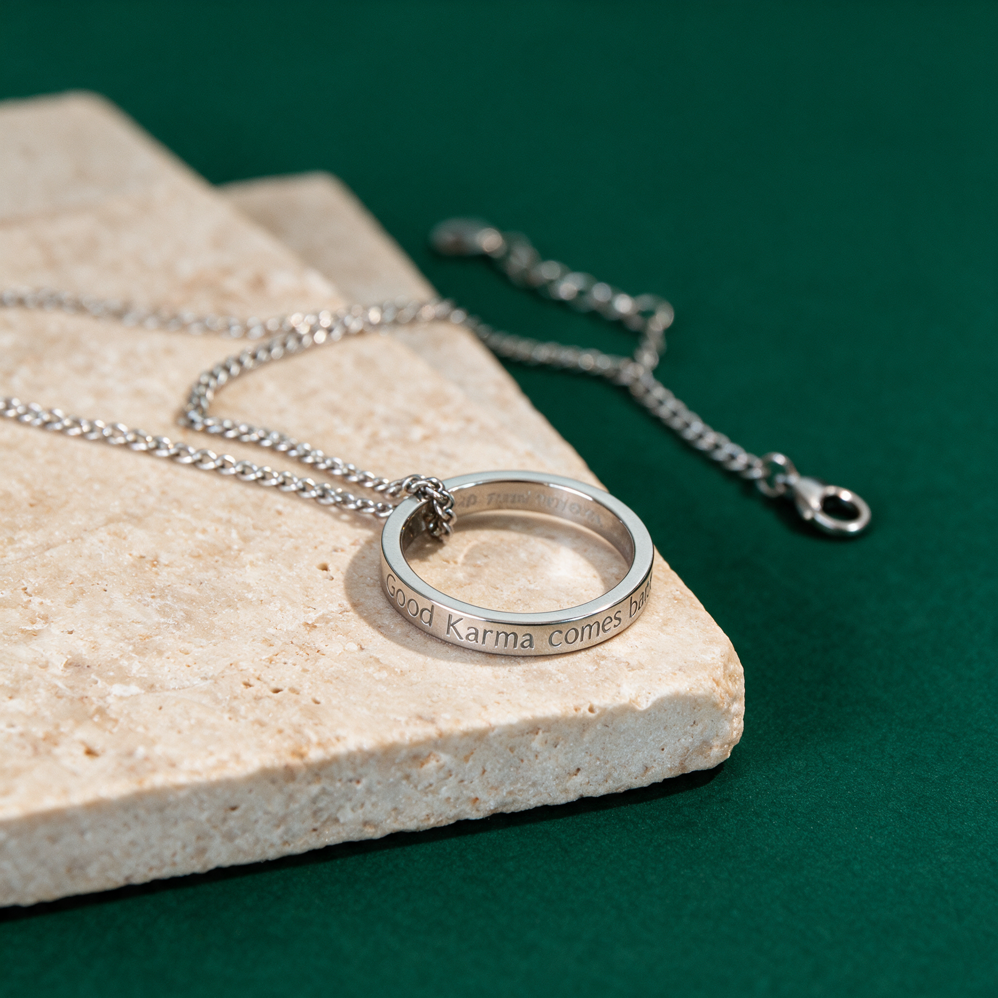 Ringkette silber | Gravur „Good Karma comes back“ – clasp detail in der Temple-of-Desire-Bildwelt