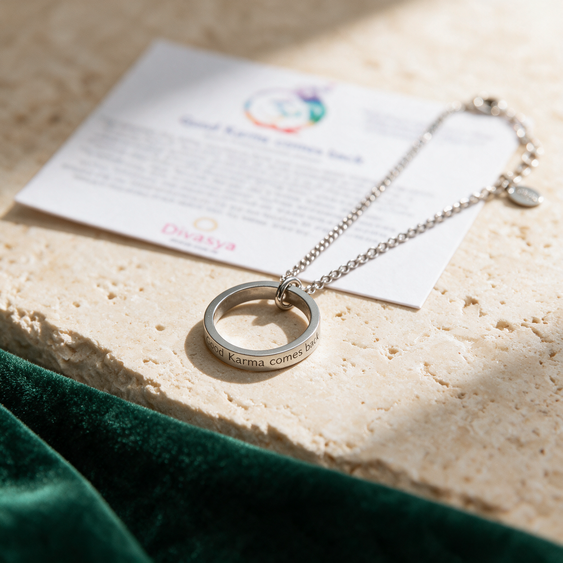 Ringkette silber | Gravur „Good Karma comes back“ – package in der Temple-of-Desire-Bildwelt