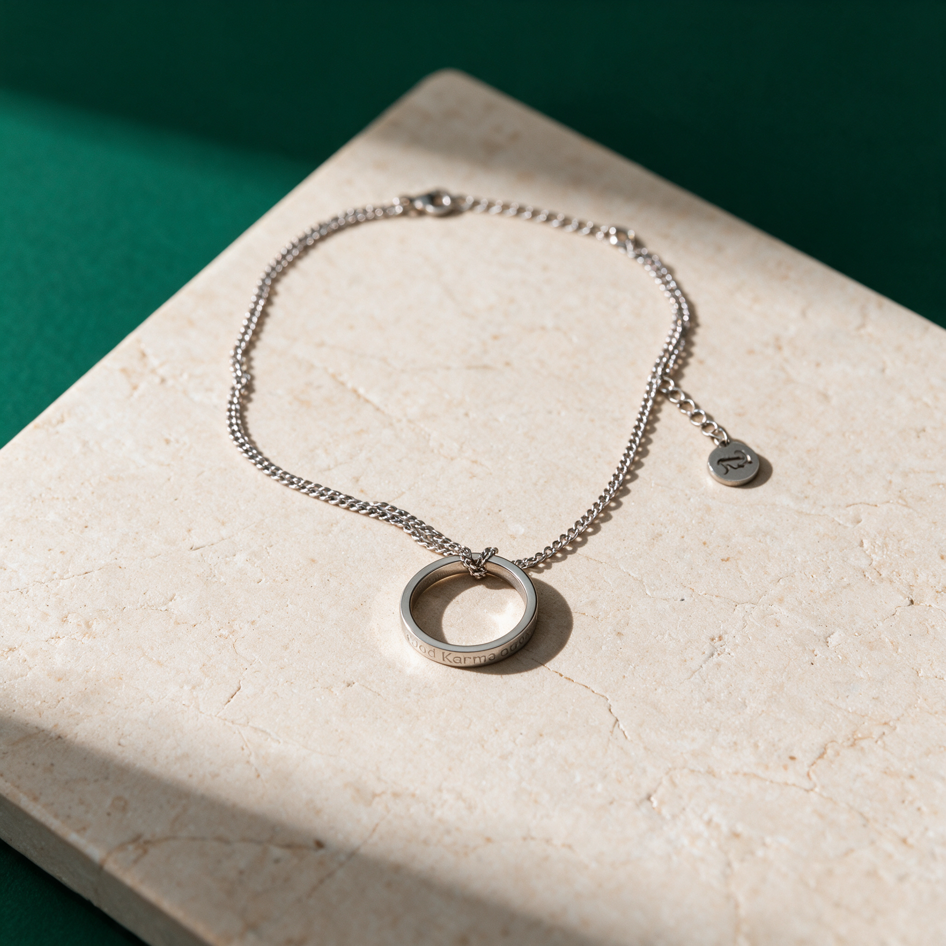 Ringkette silber | Gravur „Good Karma comes back“ – mood neutral in der Temple-of-Desire-Bildwelt