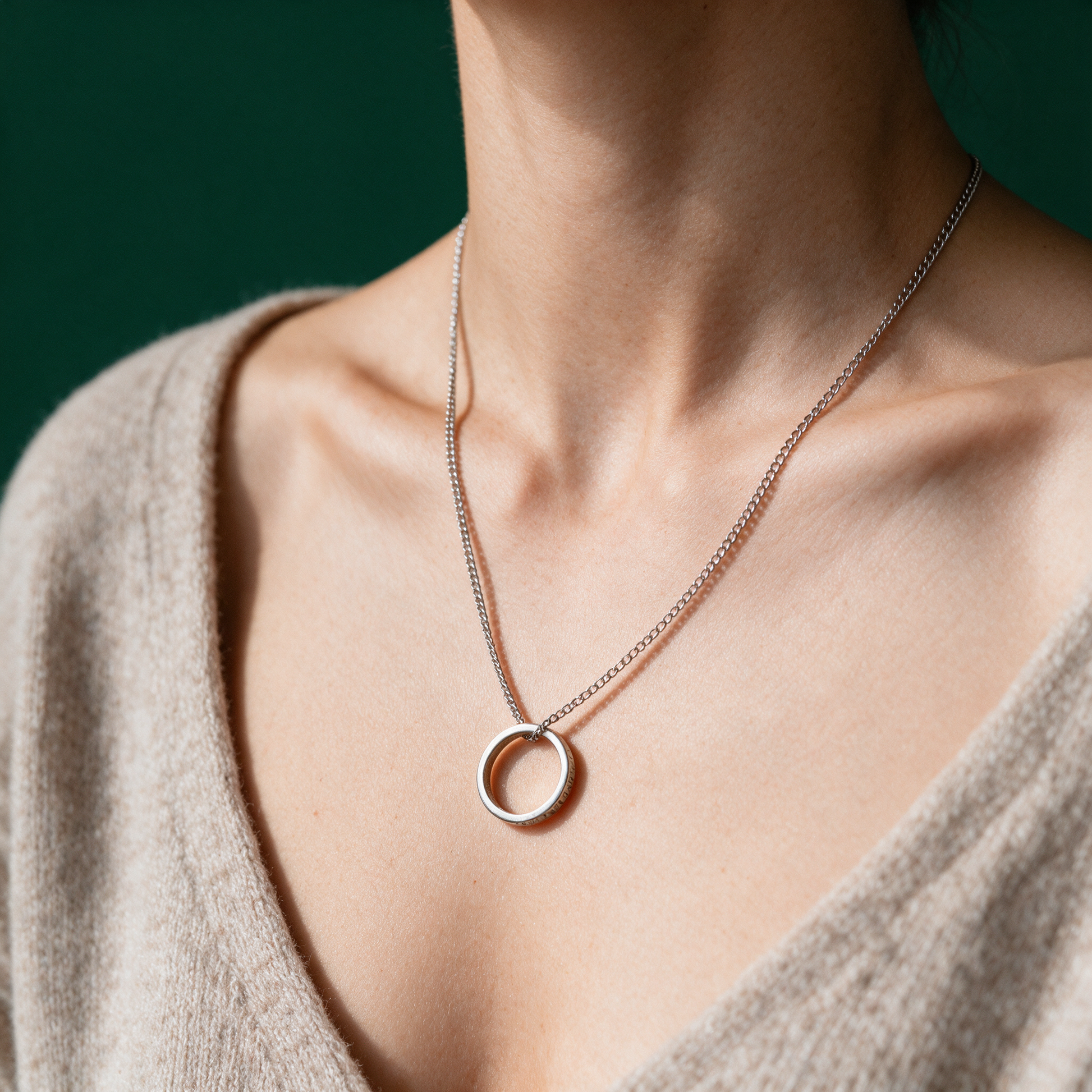 Ringkette silber | Gravur „Good Karma comes back“ – worn front in der Temple-of-Desire-Bildwelt