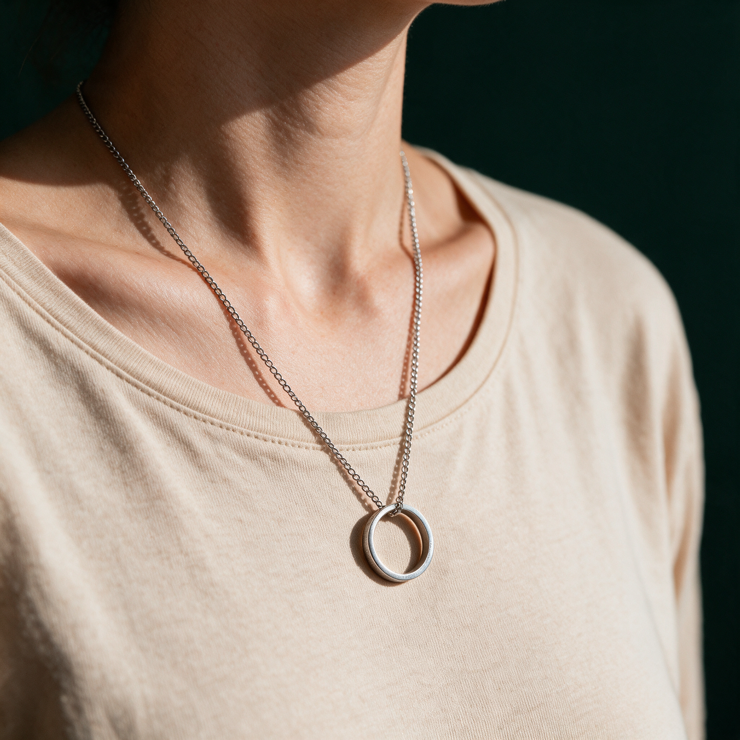 Ringkette silber | Gravur „Good Karma comes back“ – worn side in der Temple-of-Desire-Bildwelt