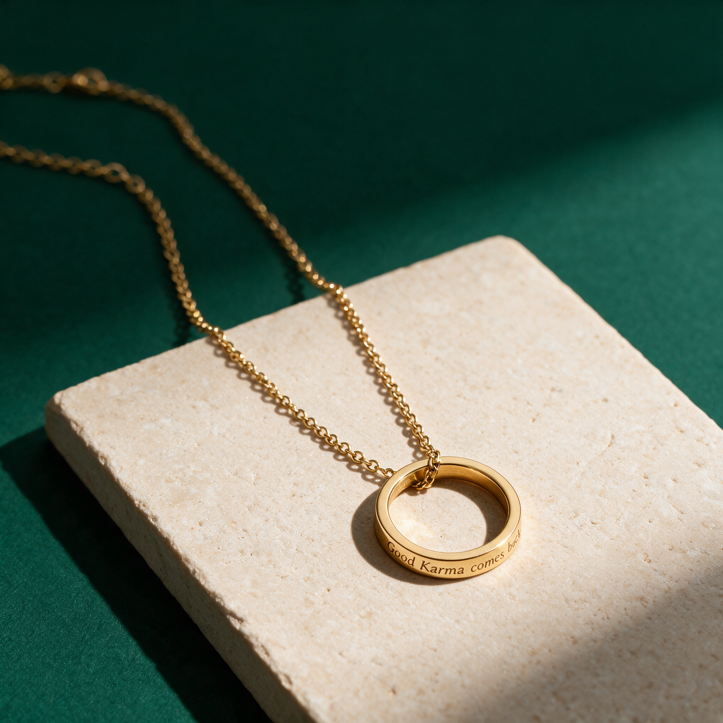 Ringkette vergoldet | Gravur „Good Karma comes back“ – reine Produktansicht in der Temple-of-Desire-Bildwelt