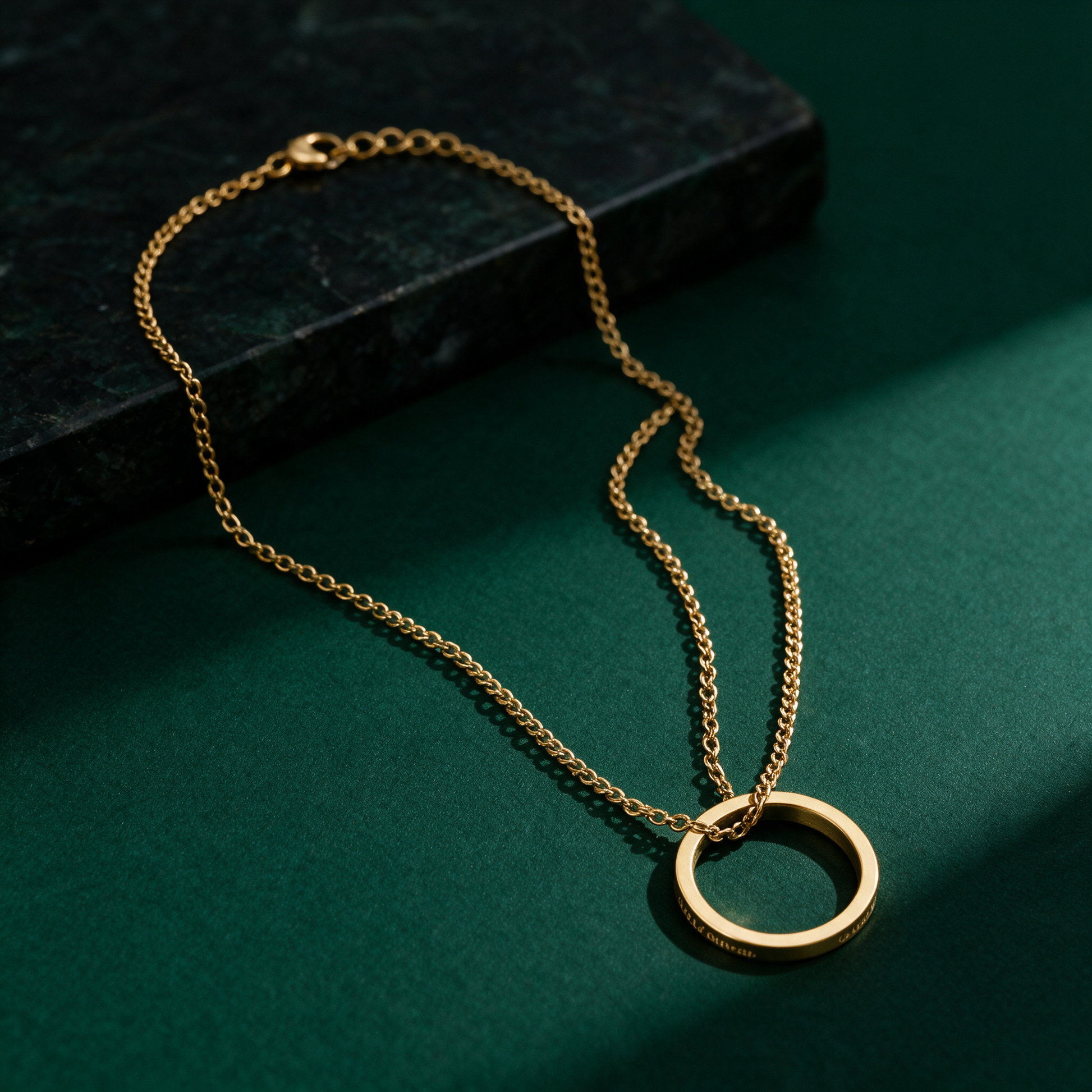 Ringkette vergoldet | Gravur „Good Karma comes back“ – flatlay in der Temple-of-Desire-Bildwelt