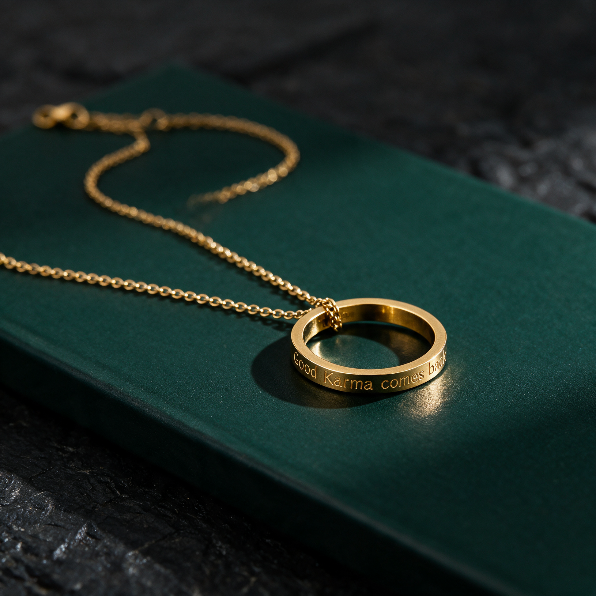 Ringkette vergoldet | Gravur „Good Karma comes back“ – chain detail in der Temple-of-Desire-Bildwelt