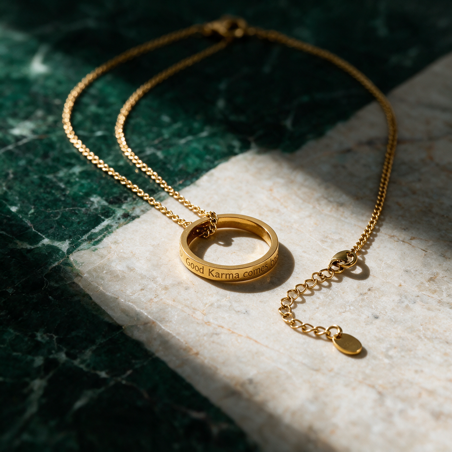 Ringkette vergoldet | Gravur „Good Karma comes back“ – clasp detail in der Temple-of-Desire-Bildwelt