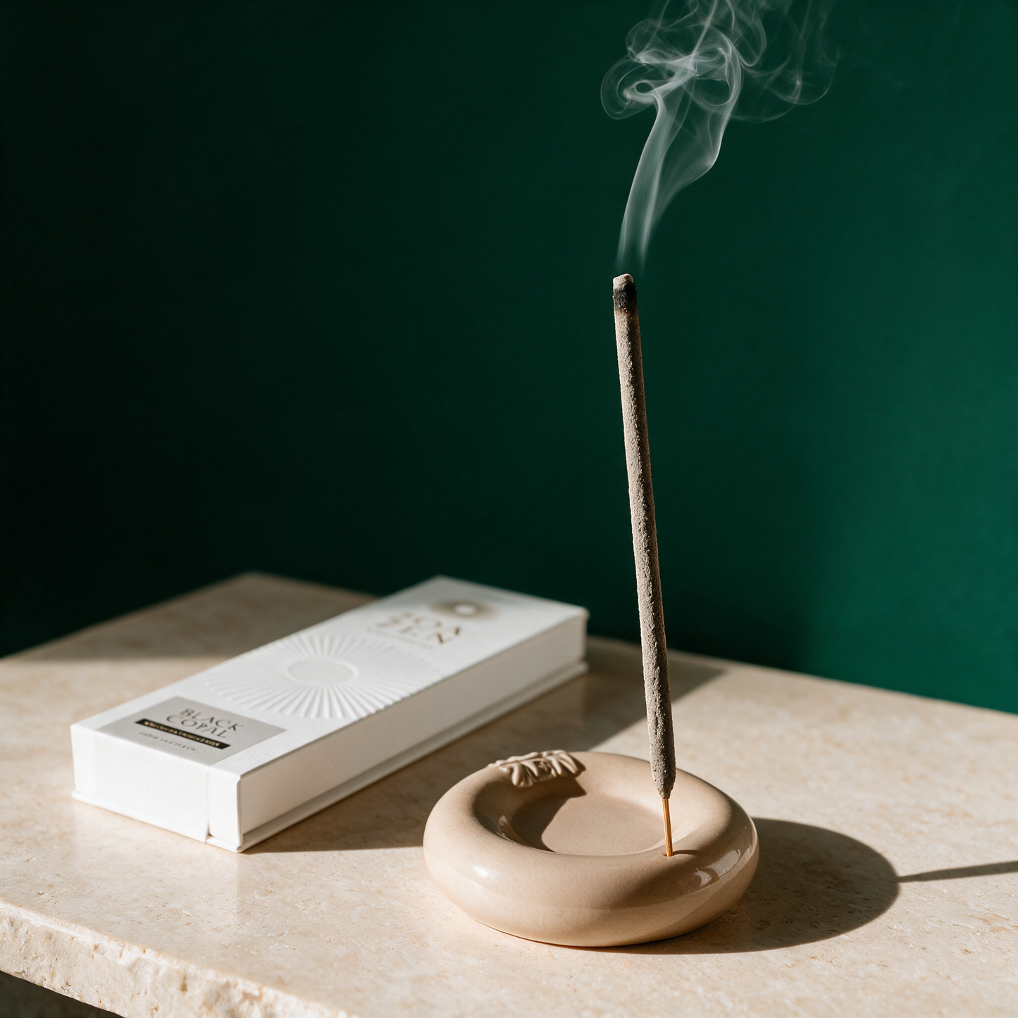 Black Copal Zen Sticks | Palo Santo & Copal Negro Räucherstäbchen – Material- und Detailansicht in der Temple-of-Desire-Bildwelt