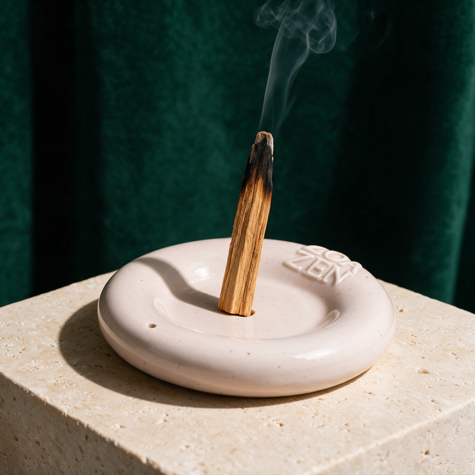Zen Holder Räucherschale | Halter für Zen Sticks, Paper & Palo Santo – Anwendungsansicht in der Temple-of-Desire-Bildwelt