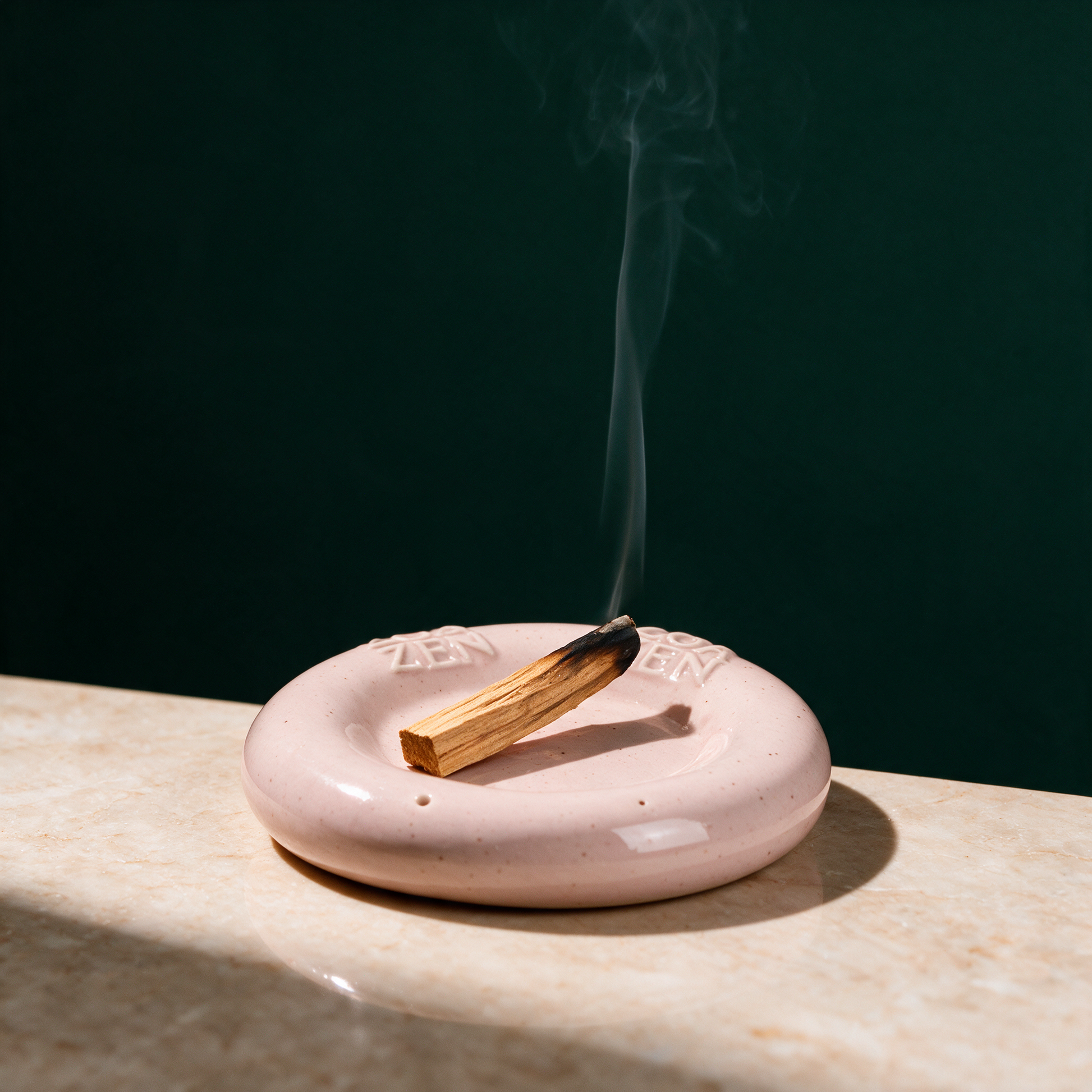Zen Holder Räucherschale | Halter für Zen Sticks, Paper & Palo Santo – stimmungsvolle Kontextansicht in der Temple-of-Desire-Bildwelt