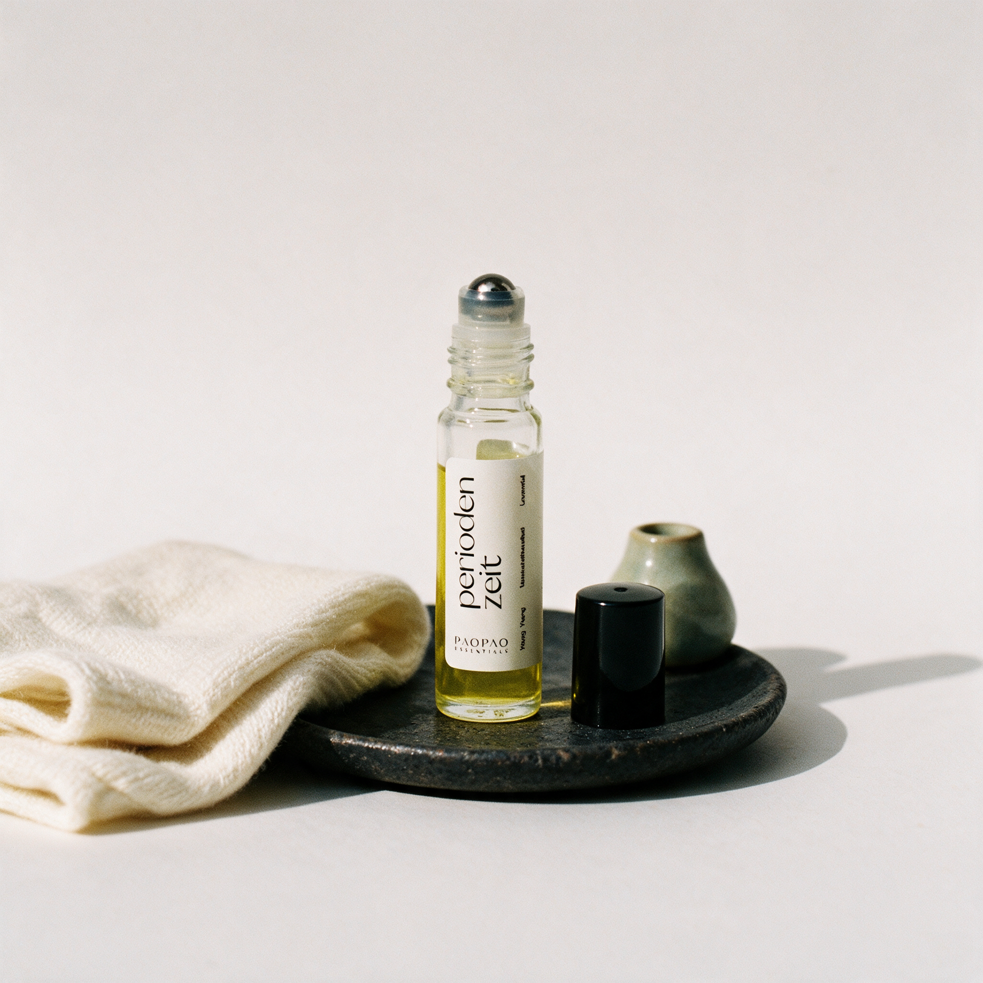 Periodenzeit Roll-On 8 ml | Ätherische Öle für die Zykluszeit – stimmungsvolle Kontextansicht in der Temple-of-Desire-Bildwelt