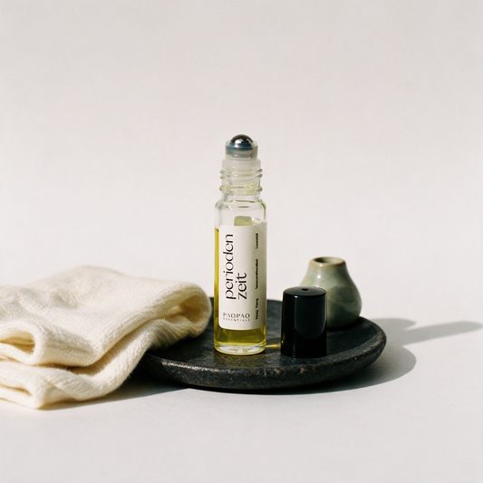 Periodenzeit Roll-On 8 ml | Ätherische Öle für die Zykluszeit – stimmungsvolle Kontextansicht in der Temple-of-Desire-Bildwelt