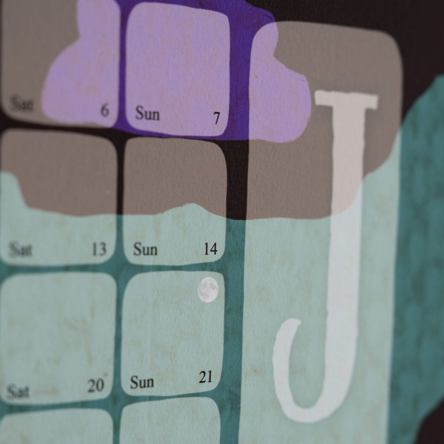 Wandkalender Leo mint mit Monatsübersicht an der Wand