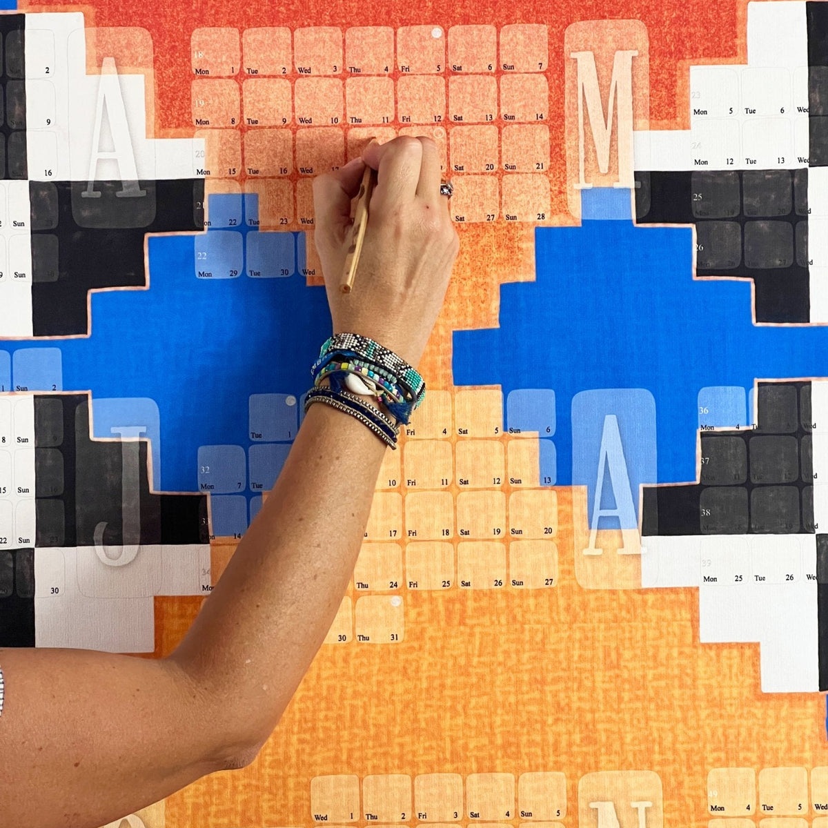 Kilim Wandjahresplaner Mexiko in Orange und Blau, weitere Ansicht